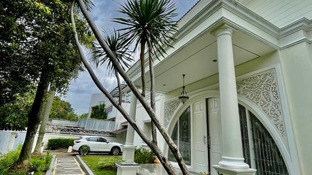 Rumah Mewah di Kartika Utama Pd Indah dengan pool