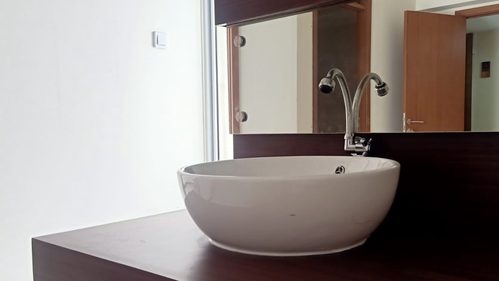 Apartemen Strategis di Cinere Semi Furnished View Kolam Renang