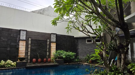 Rumah dengan Kolam Renang di Komplek Cinere - Lokasi Strategis dan Nyaman
