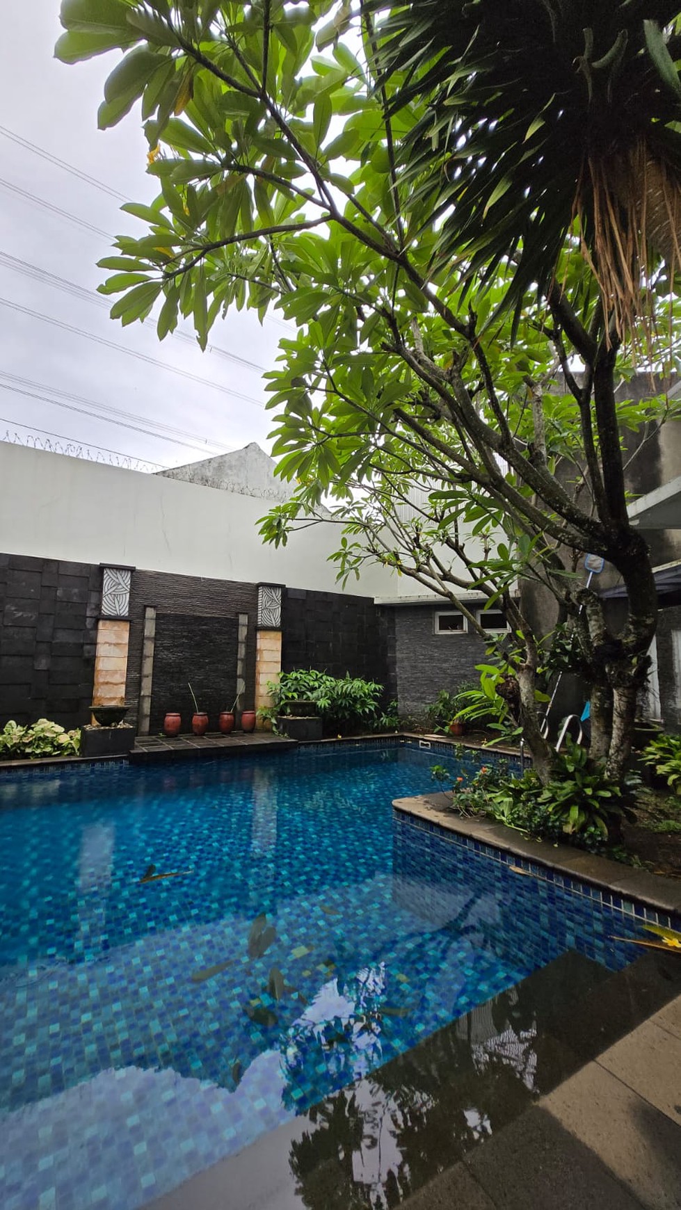 Rumah dengan Kolam Renang di Komplek Cinere - Lokasi Strategis dan Nyaman