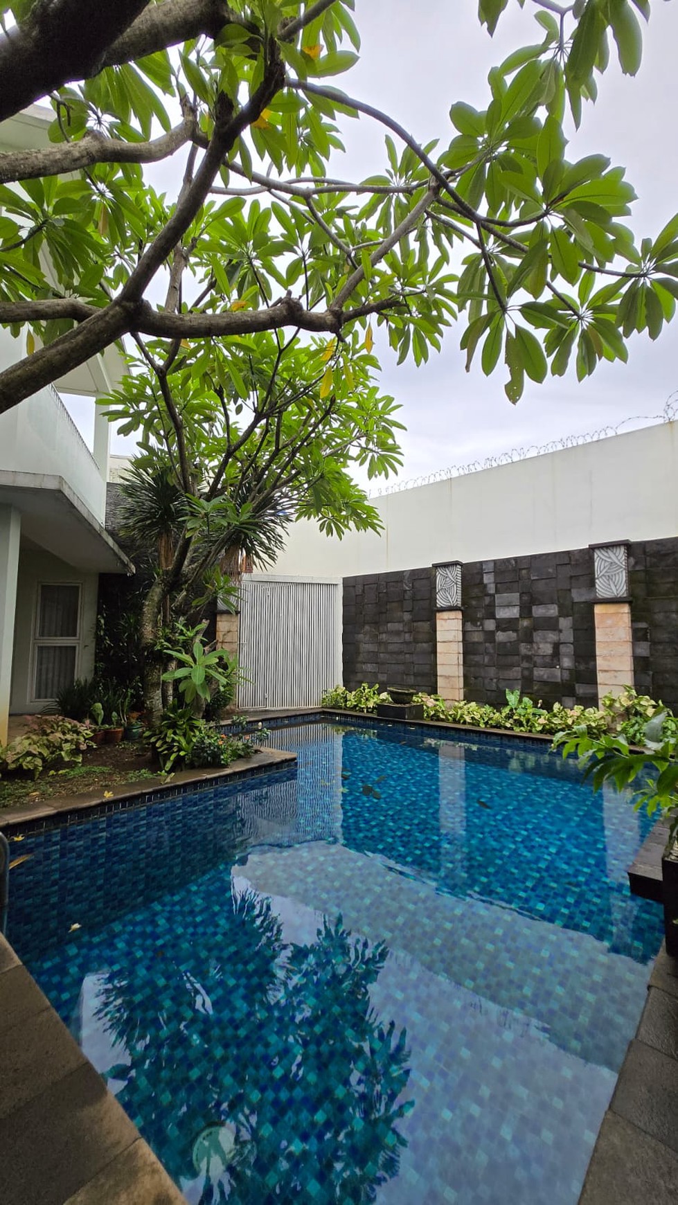 Rumah dengan Kolam Renang di Komplek Cinere - Lokasi Strategis dan Nyaman