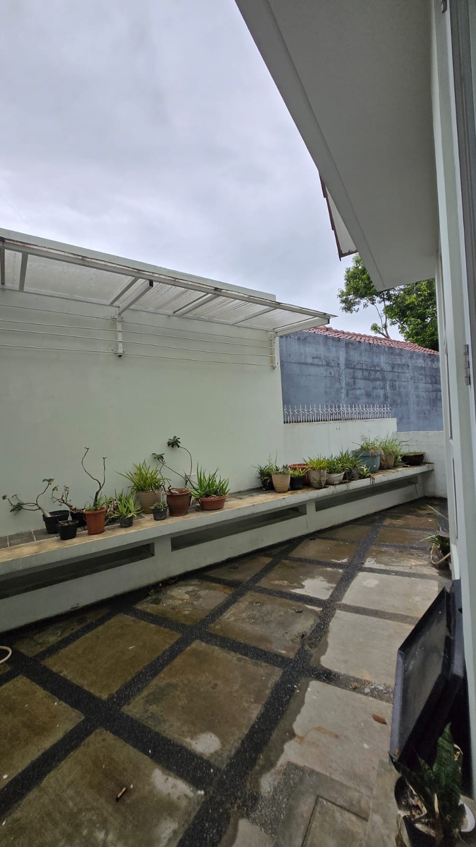 Rumah dengan Kolam Renang di Komplek Cinere - Lokasi Strategis dan Nyaman