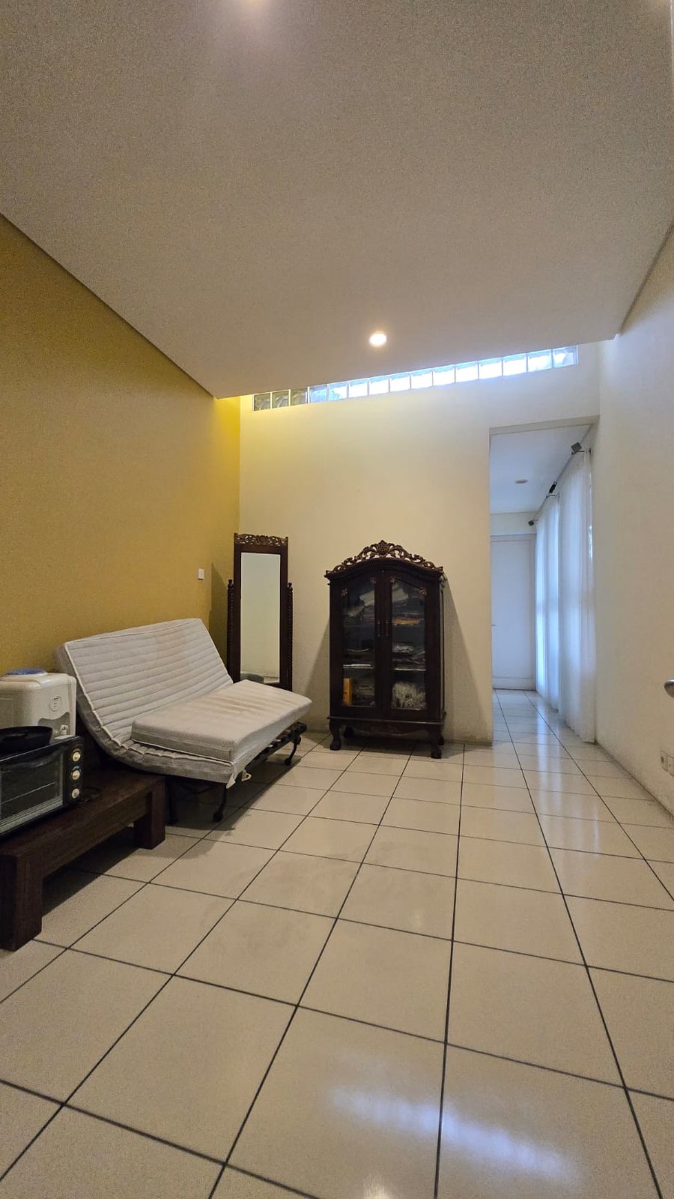 Rumah dengan Kolam Renang di Komplek Cinere - Lokasi Strategis dan Nyaman