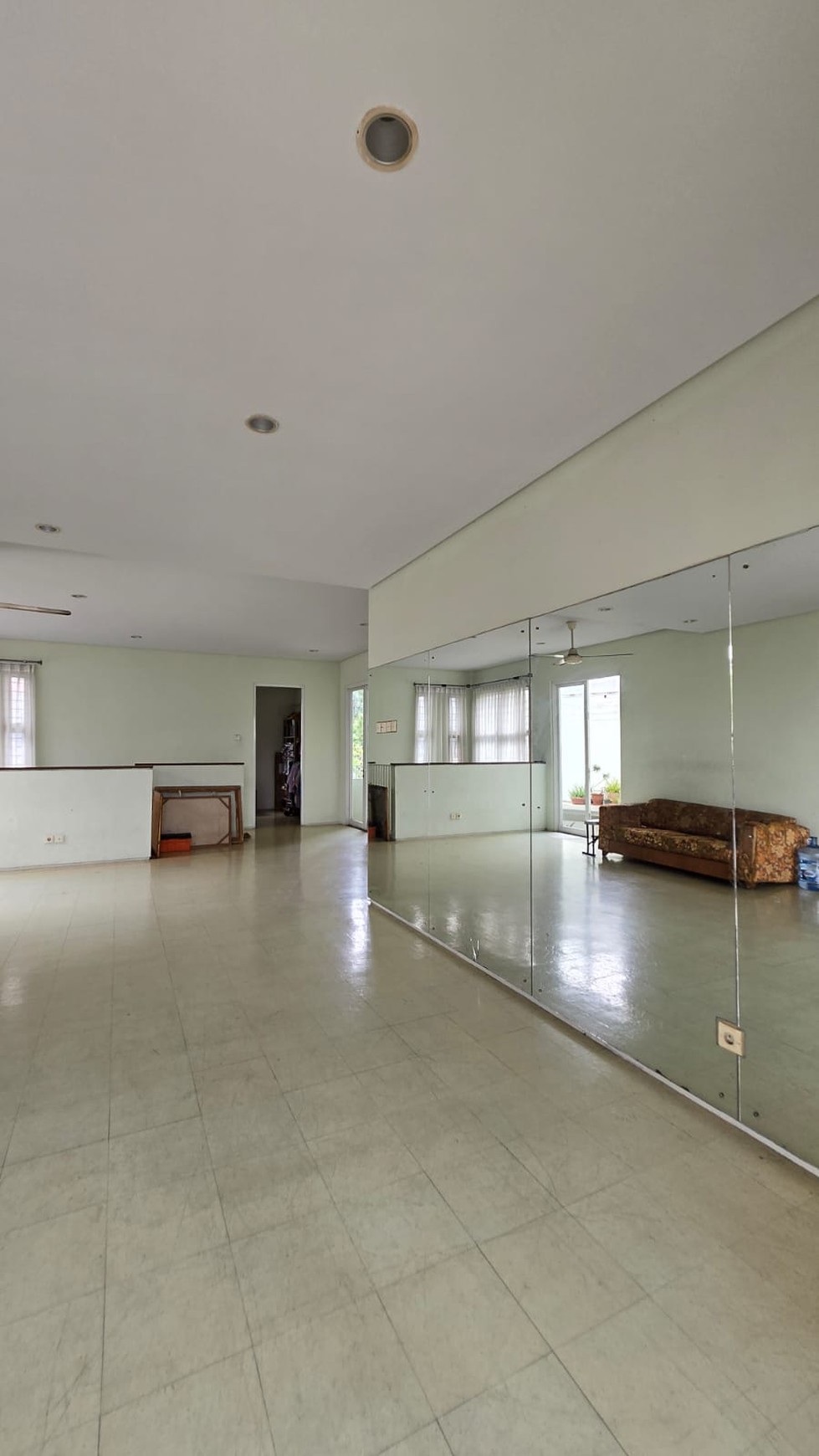 Rumah dengan Kolam Renang di Komplek Cinere - Lokasi Strategis dan Nyaman