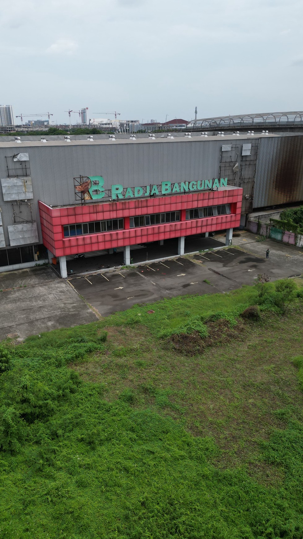 Gedung ex supermarket Radja Bangunan Bekasi Lokasi Strategis