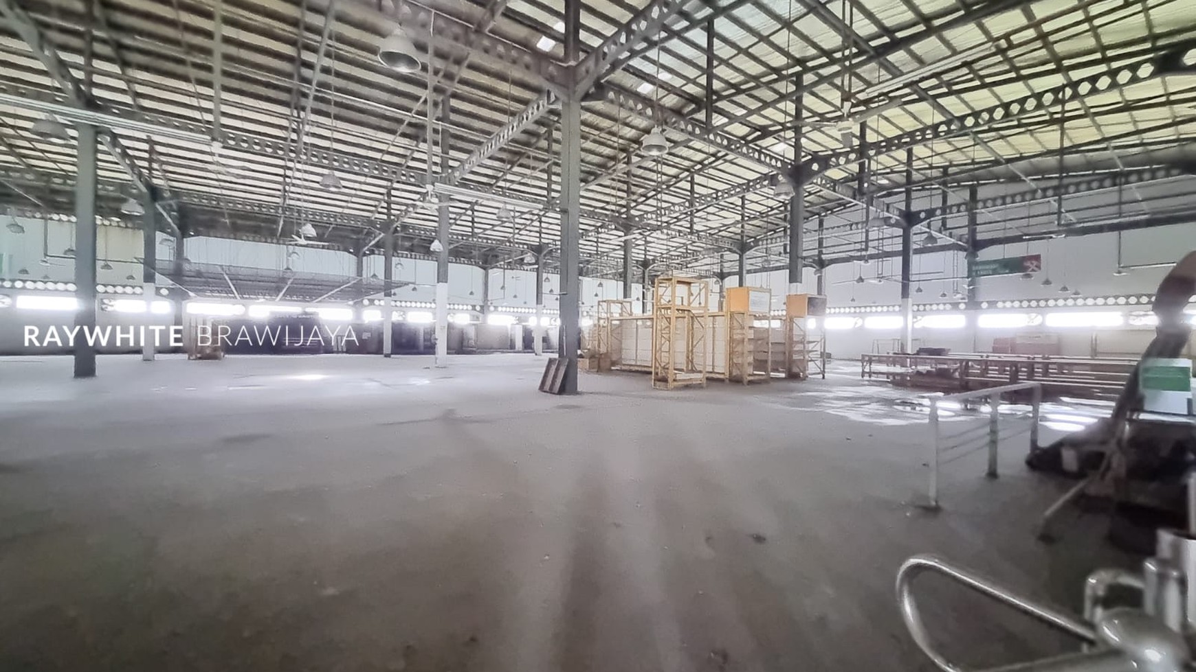Gedung ex supermarket Radja Bangunan Bekasi Lokasi Strategis