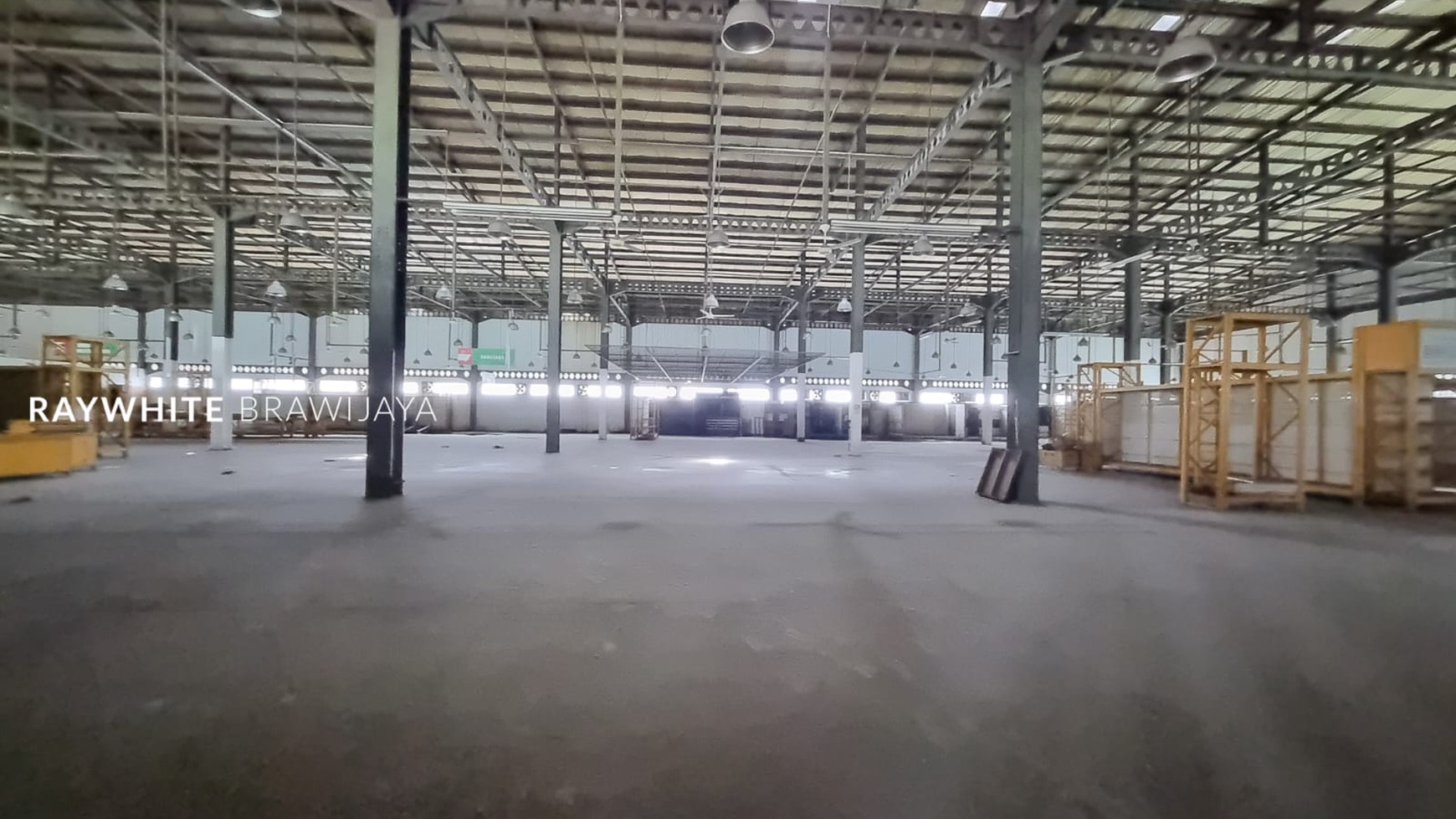 Gedung ex supermarket Radja Bangunan Bekasi Lokasi Strategis