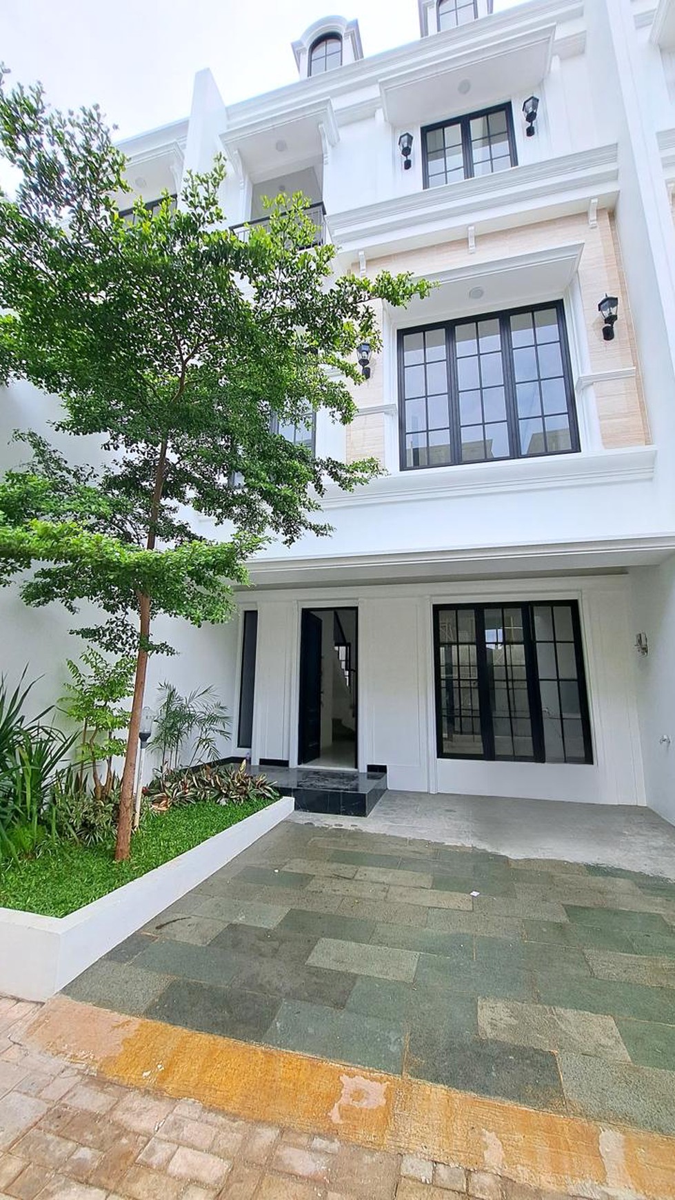 Brand New House American Classic 3 Lantai Best Price di Kalibata