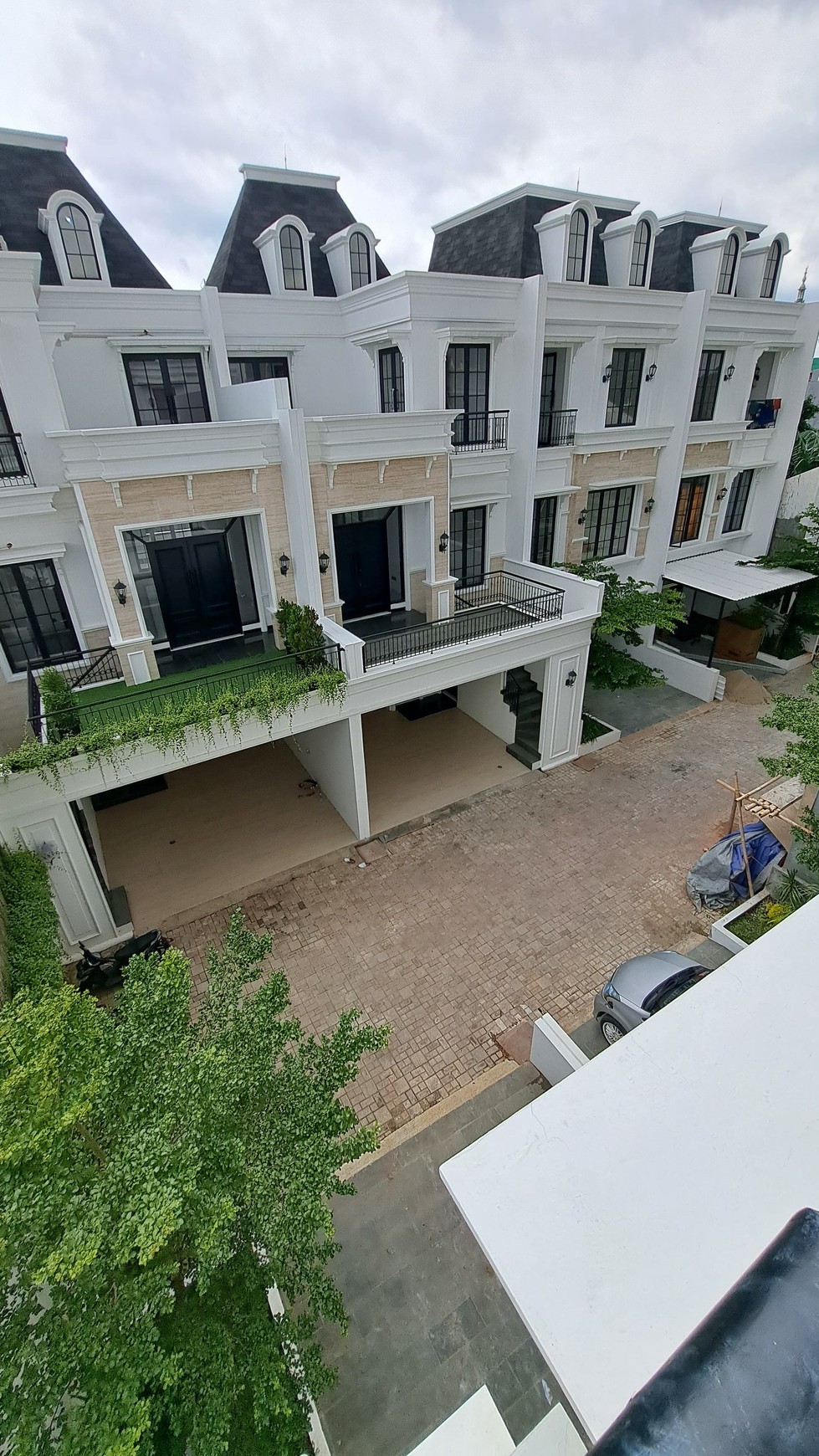 Brand New House American Classic 3 Lantai Best Price di Kalibata