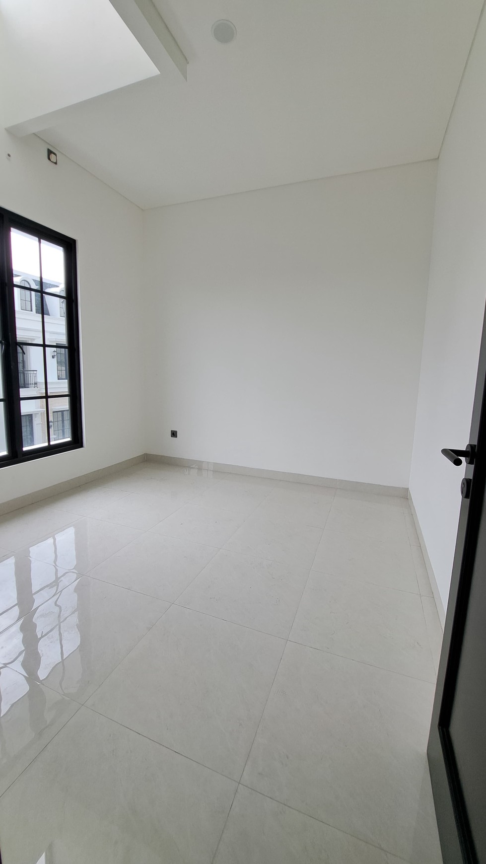 Brand New House American Classic 3 Lantai Best Price di Kalibata