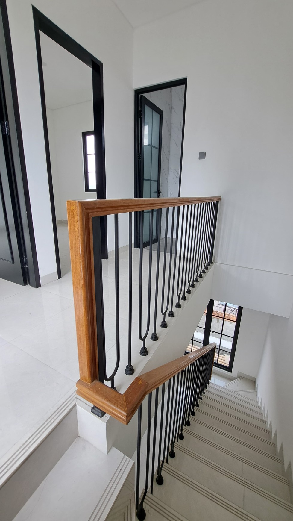 Brand New House American Classic 3 Lantai Best Price di Kalibata
