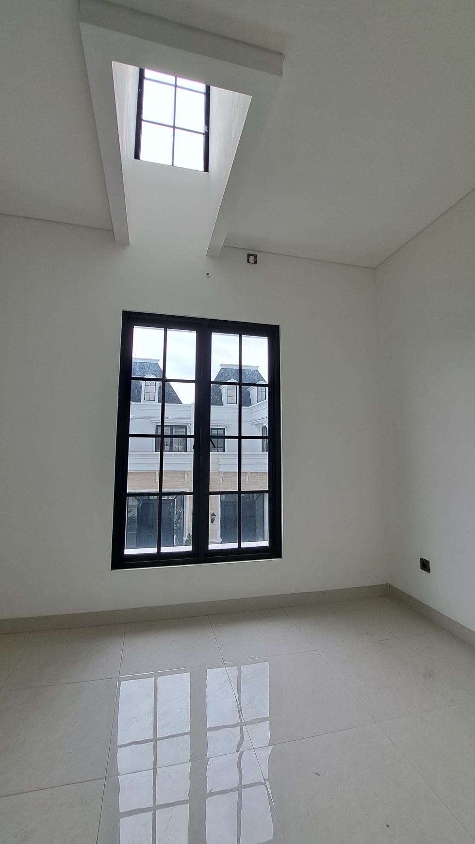 Brand New House American Classic 3 Lantai Best Price di Kalibata
