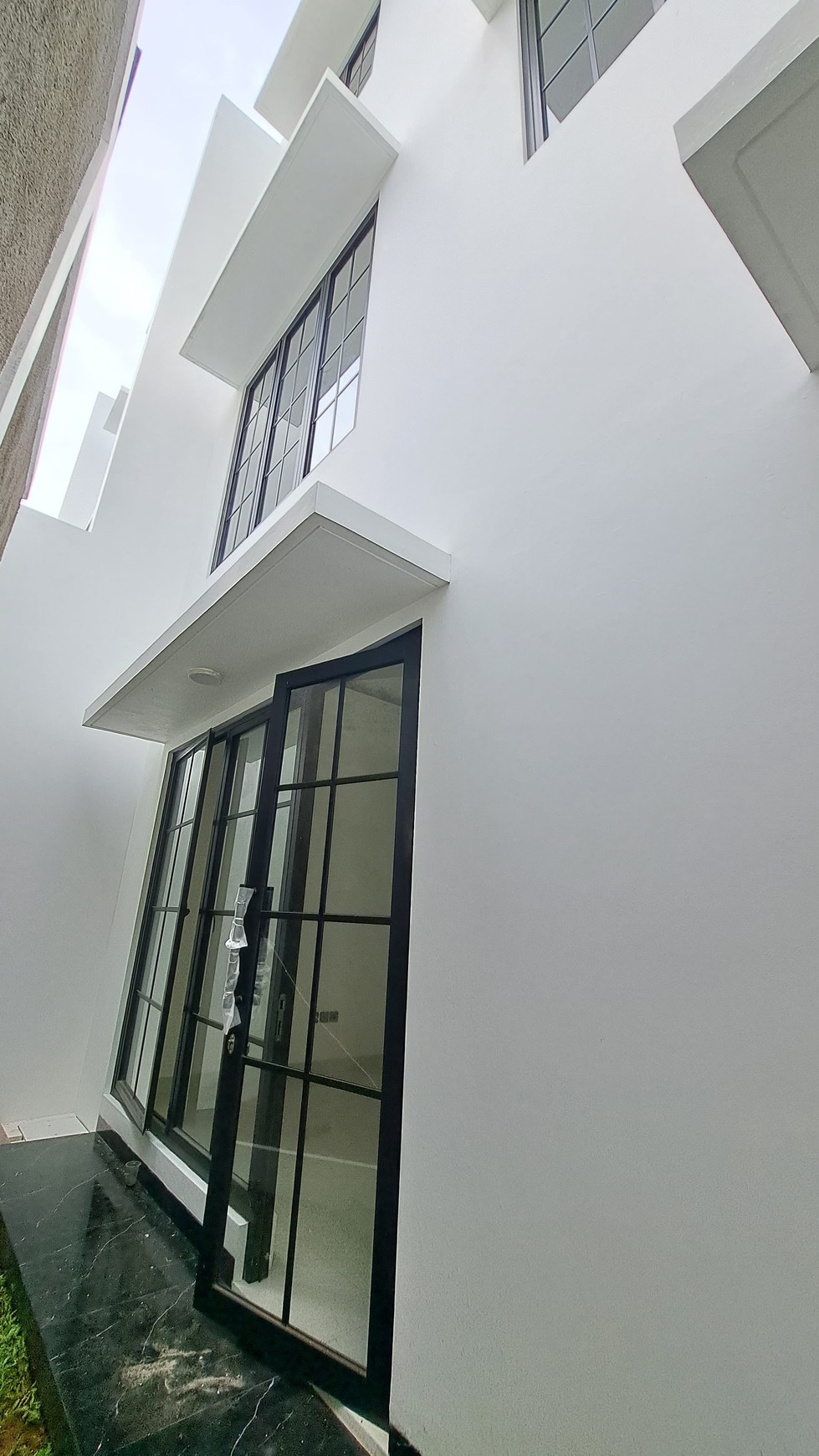 Brand New House American Classic 3 Lantai Best Price di Kalibata