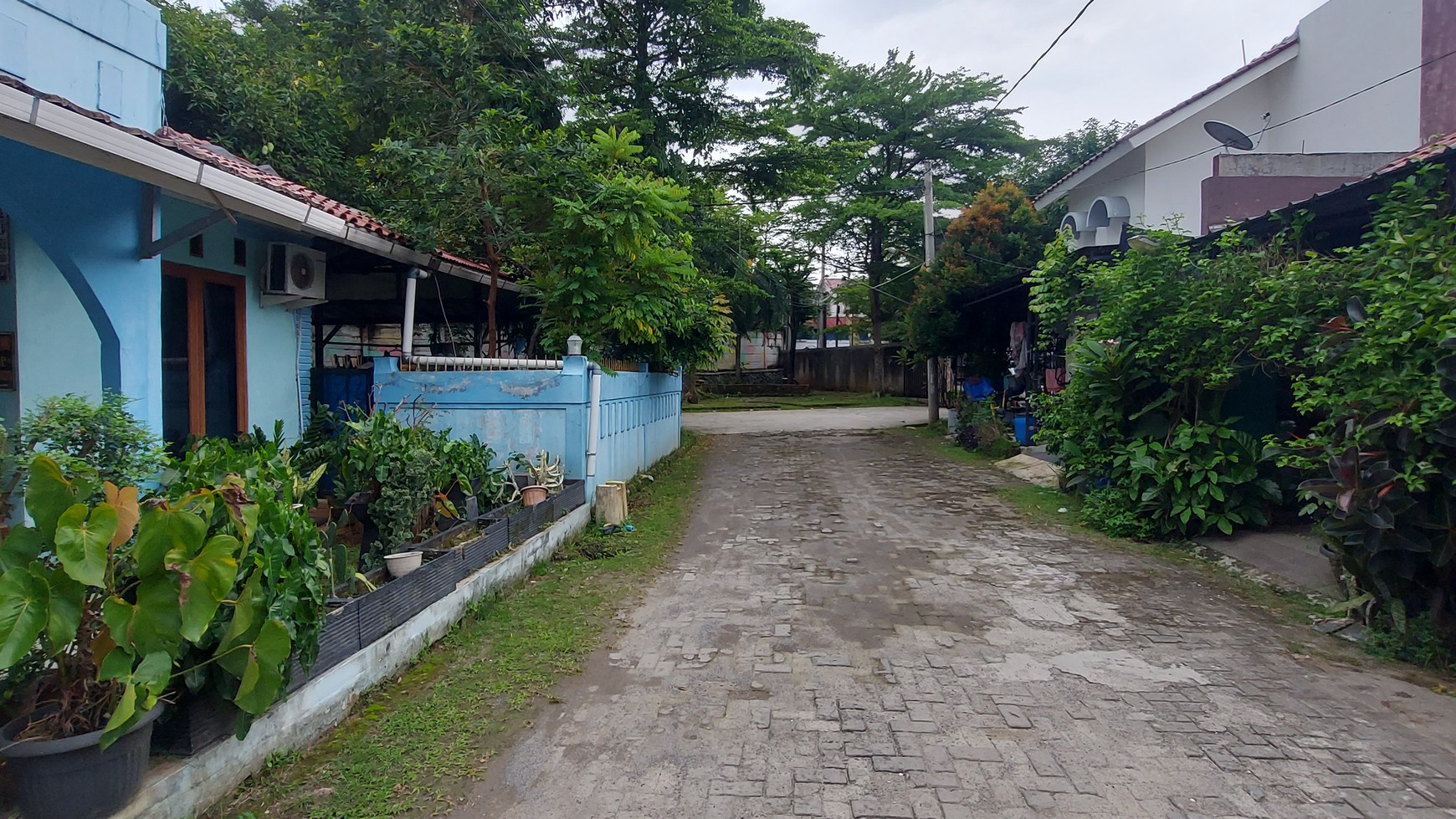Rumah Luas Hook di Perumahan Depok Jawa Barat ada Kolam Renang untuk Penghuni