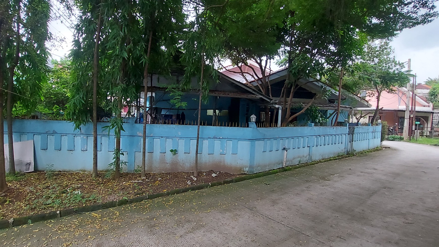 Rumah Luas Hook di Perumahan Depok Jawa Barat ada Kolam Renang untuk Penghuni
