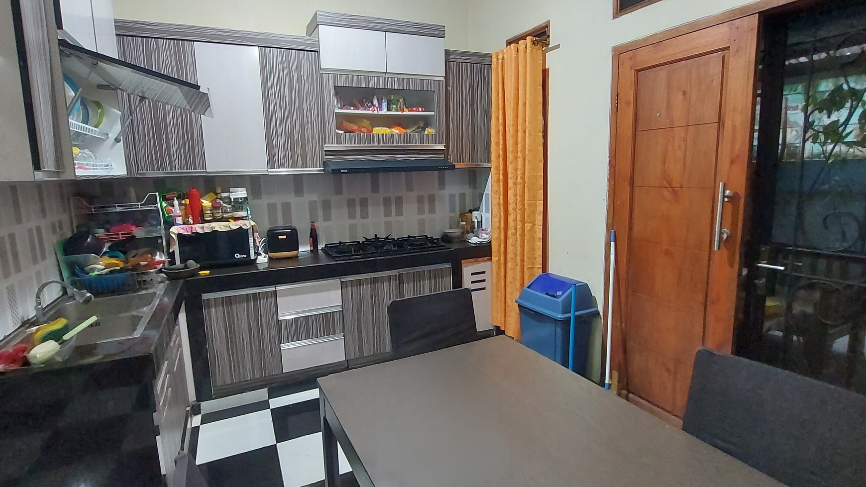 Rumah Luas Hook di Perumahan Depok Jawa Barat ada Kolam Renang untuk Penghuni