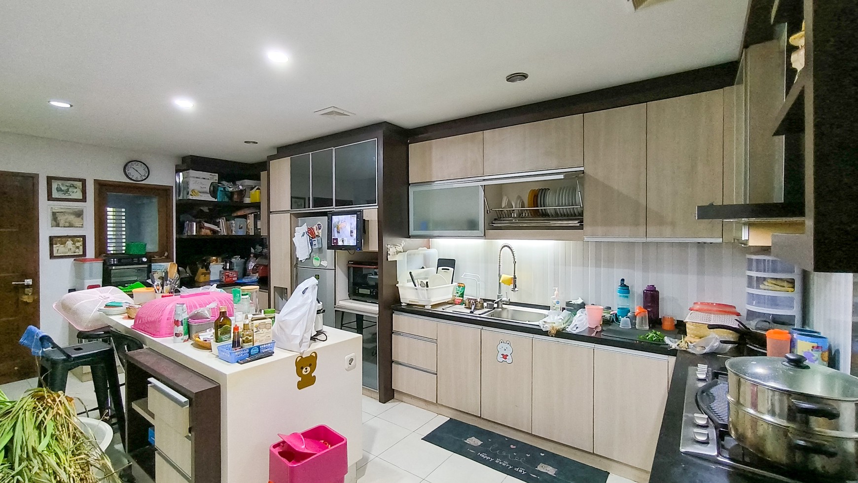 Rumah Mewah Siap Huni dengan Halaman Luas dan Lingkungan Asri di Bintaro