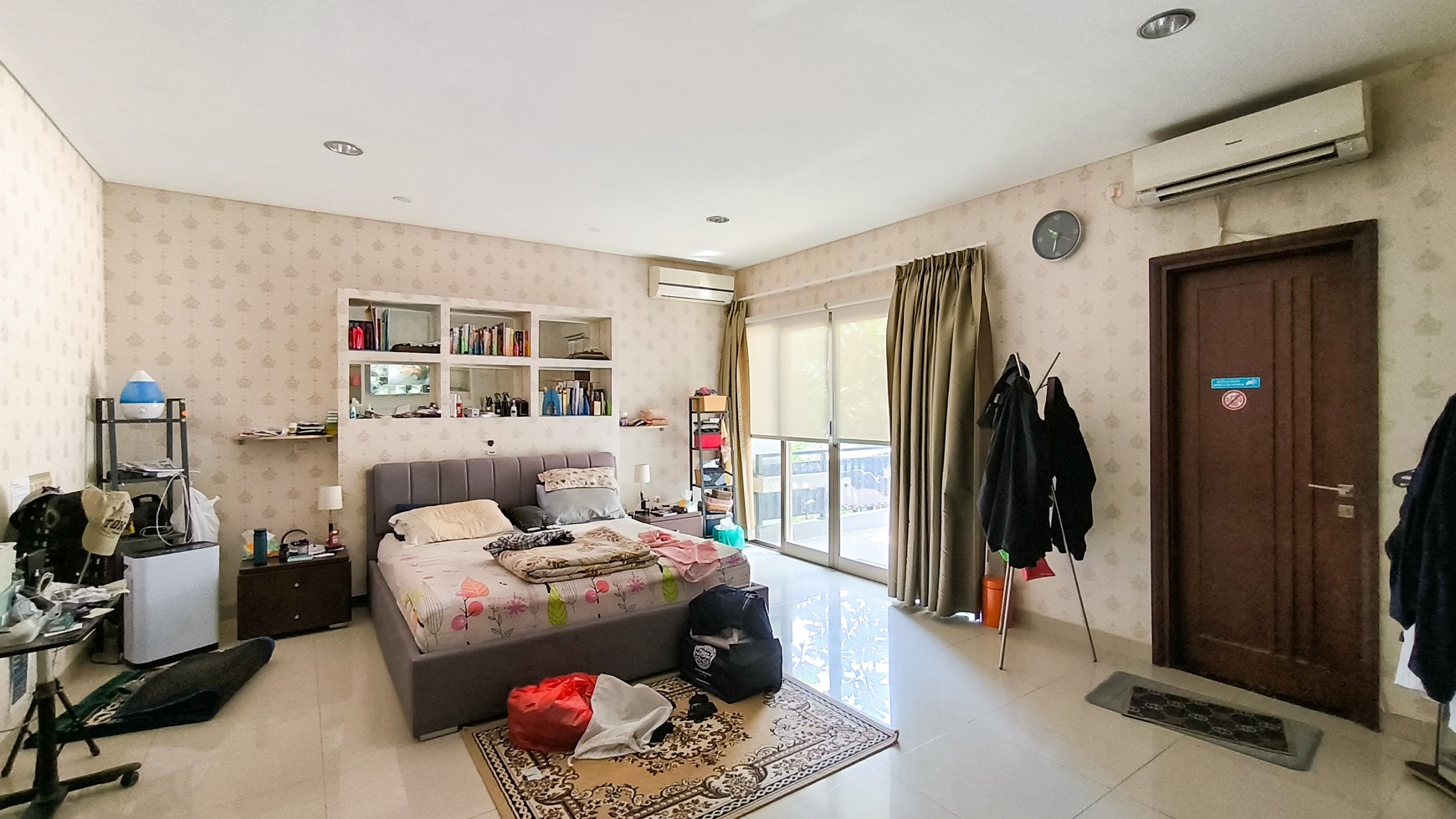 Rumah Mewah Siap Huni dengan Halaman Luas dan Lingkungan Asri di Bintaro