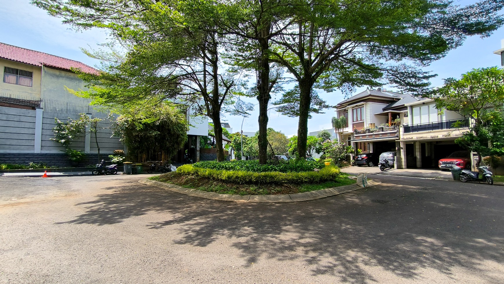 Rumah Mewah Siap Huni dengan Halaman Luas dan Lingkungan Asri di Bintaro