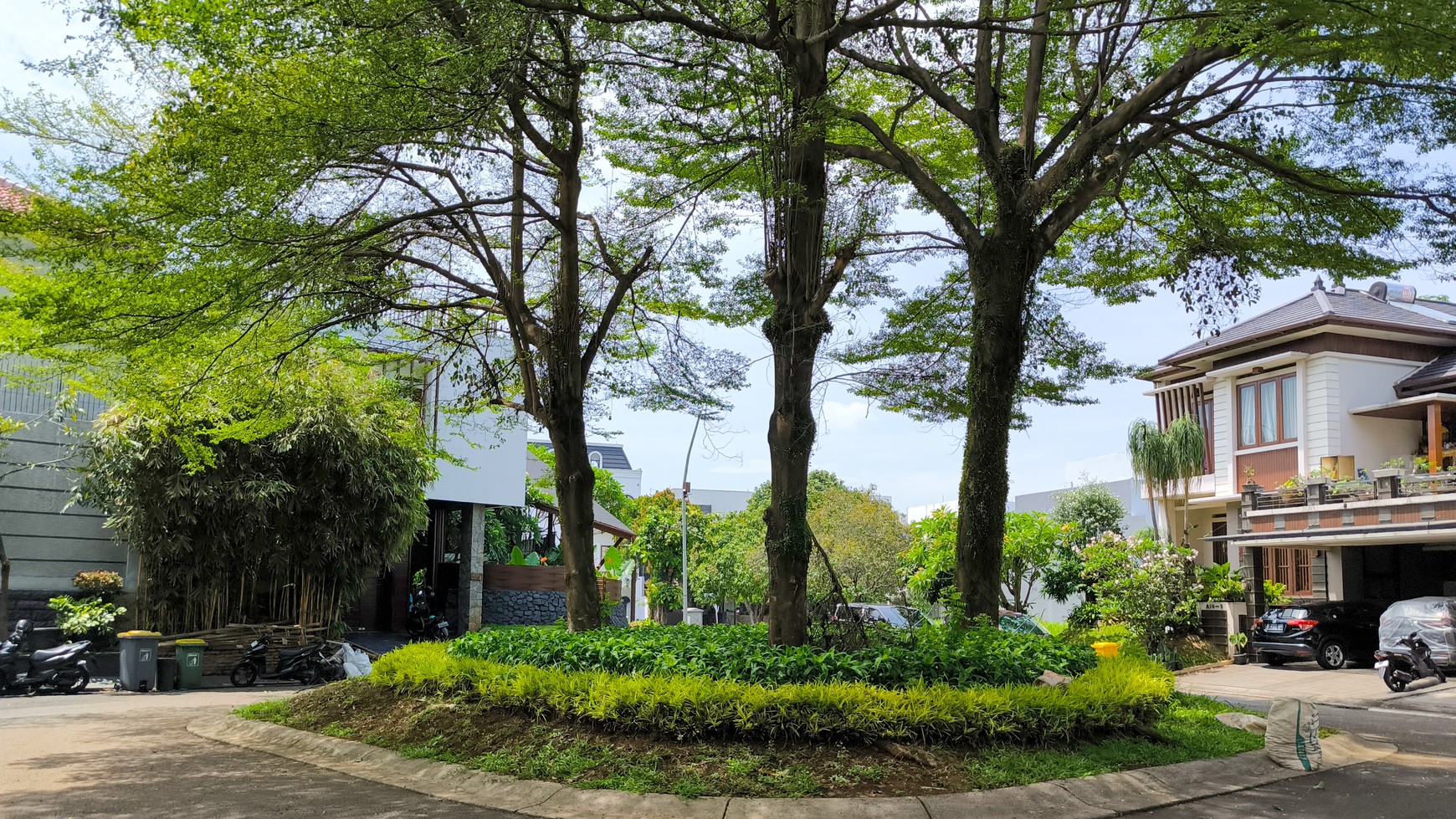 Rumah Mewah Siap Huni dengan Halaman Luas dan Lingkungan Asri di Bintaro