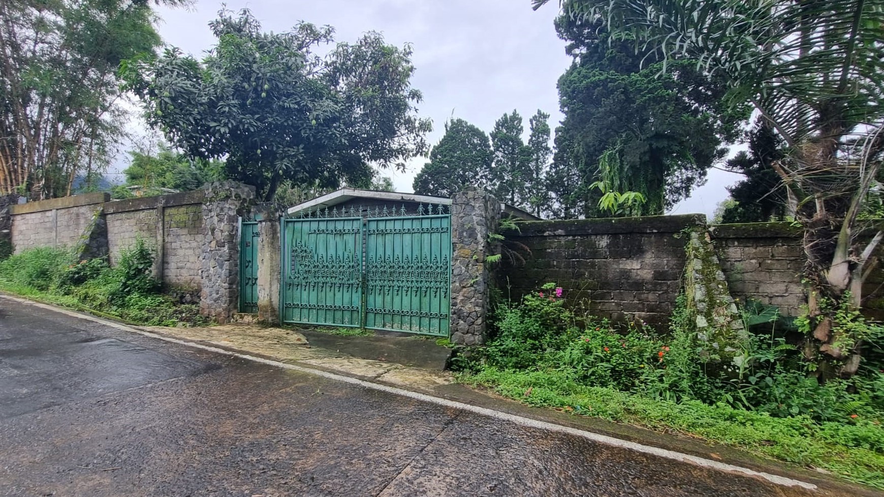 Villa Asri dengan Halaman Luas dan Lingkungan Nyaman di Cianjur