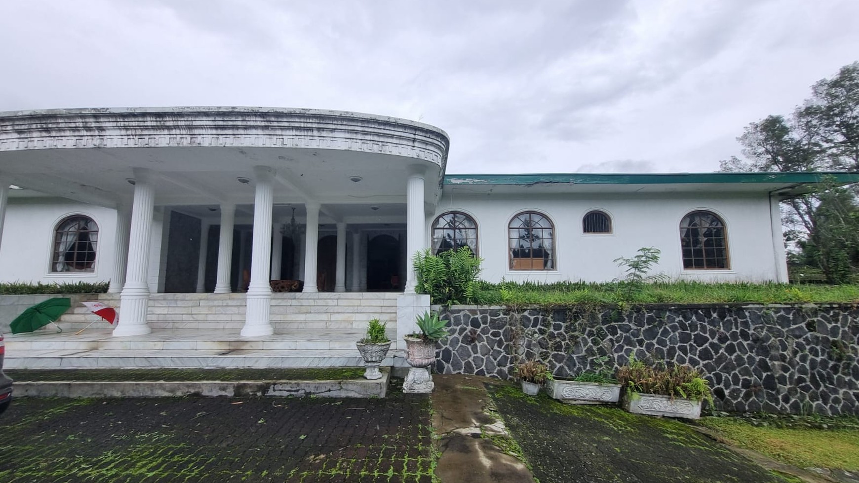 Villa Asri dengan Halaman Luas dan Lingkungan Nyaman di Cianjur