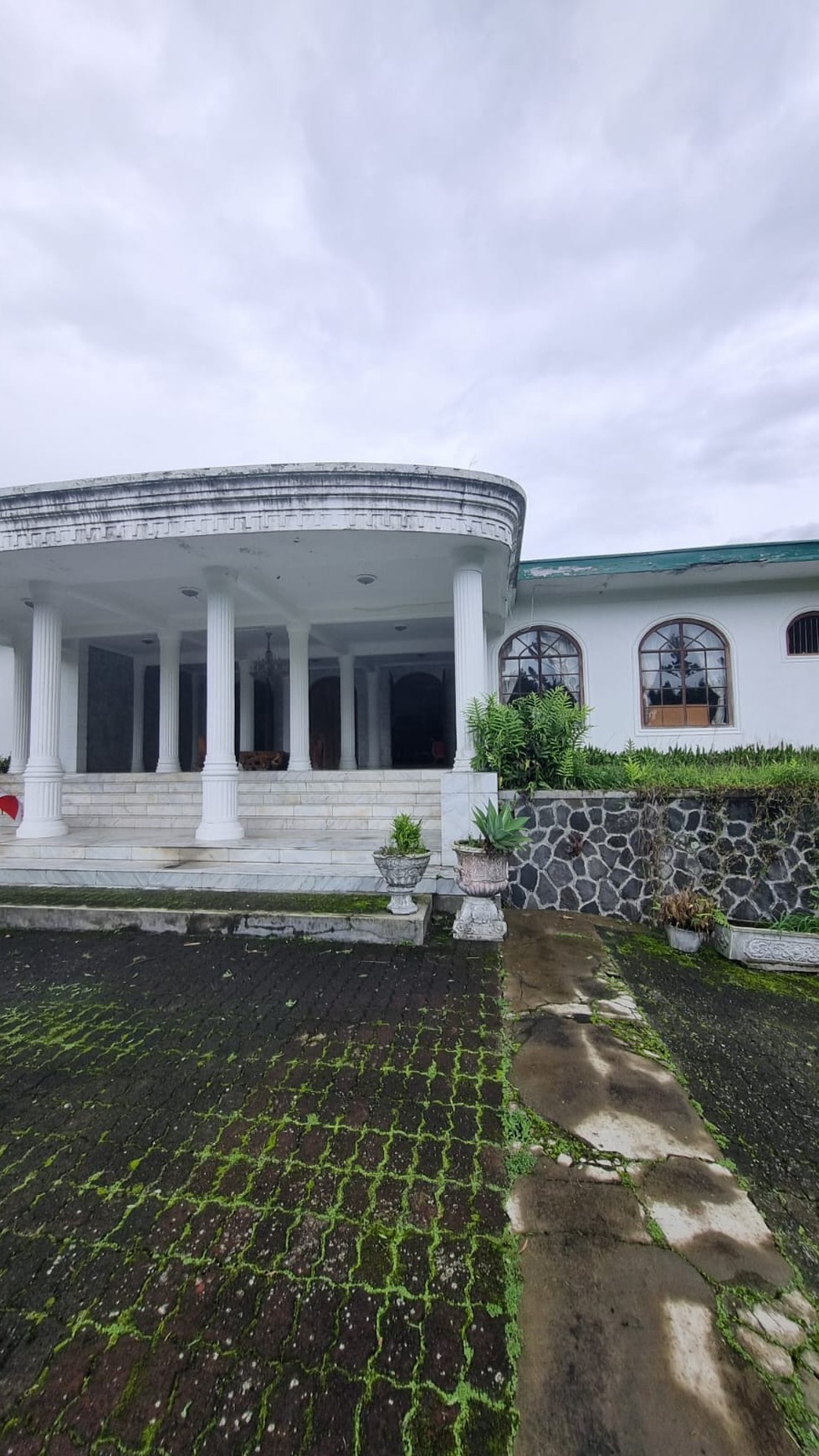 Villa Asri dengan Halaman Luas dan Lingkungan Nyaman di Cianjur