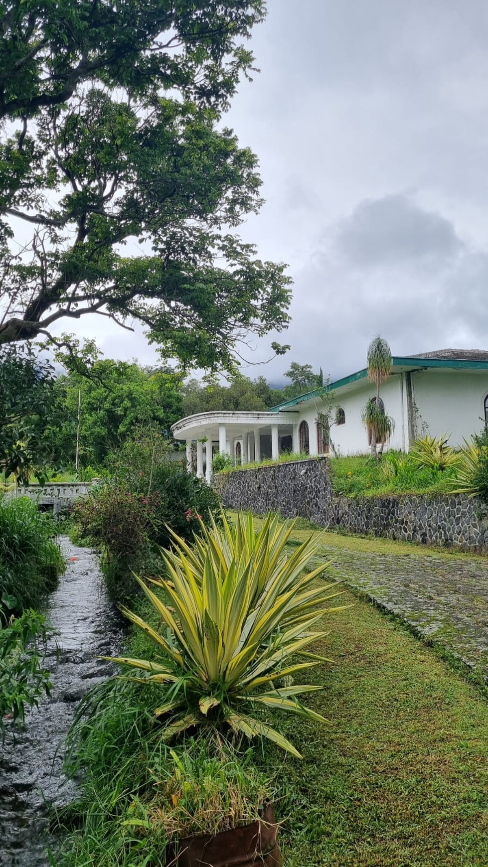 Villa Asri dengan Halaman Luas dan Lingkungan Nyaman di Cianjur