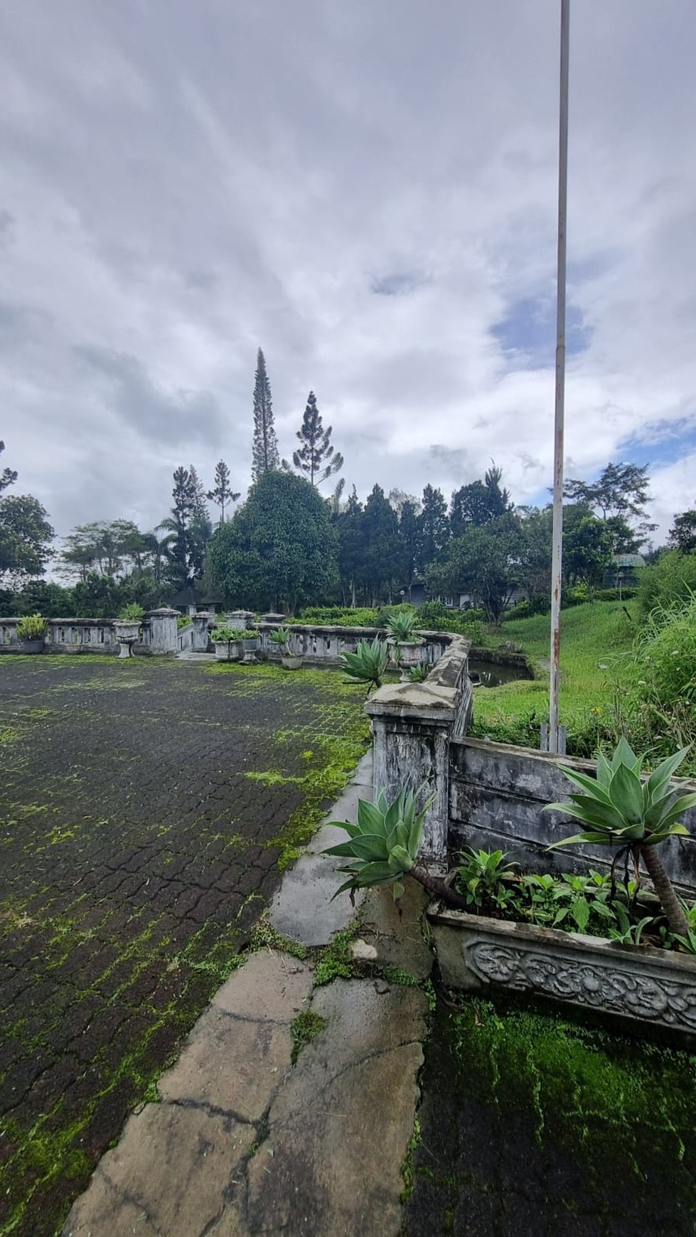 Villa Asri dengan Halaman Luas dan Lingkungan Nyaman di Cianjur