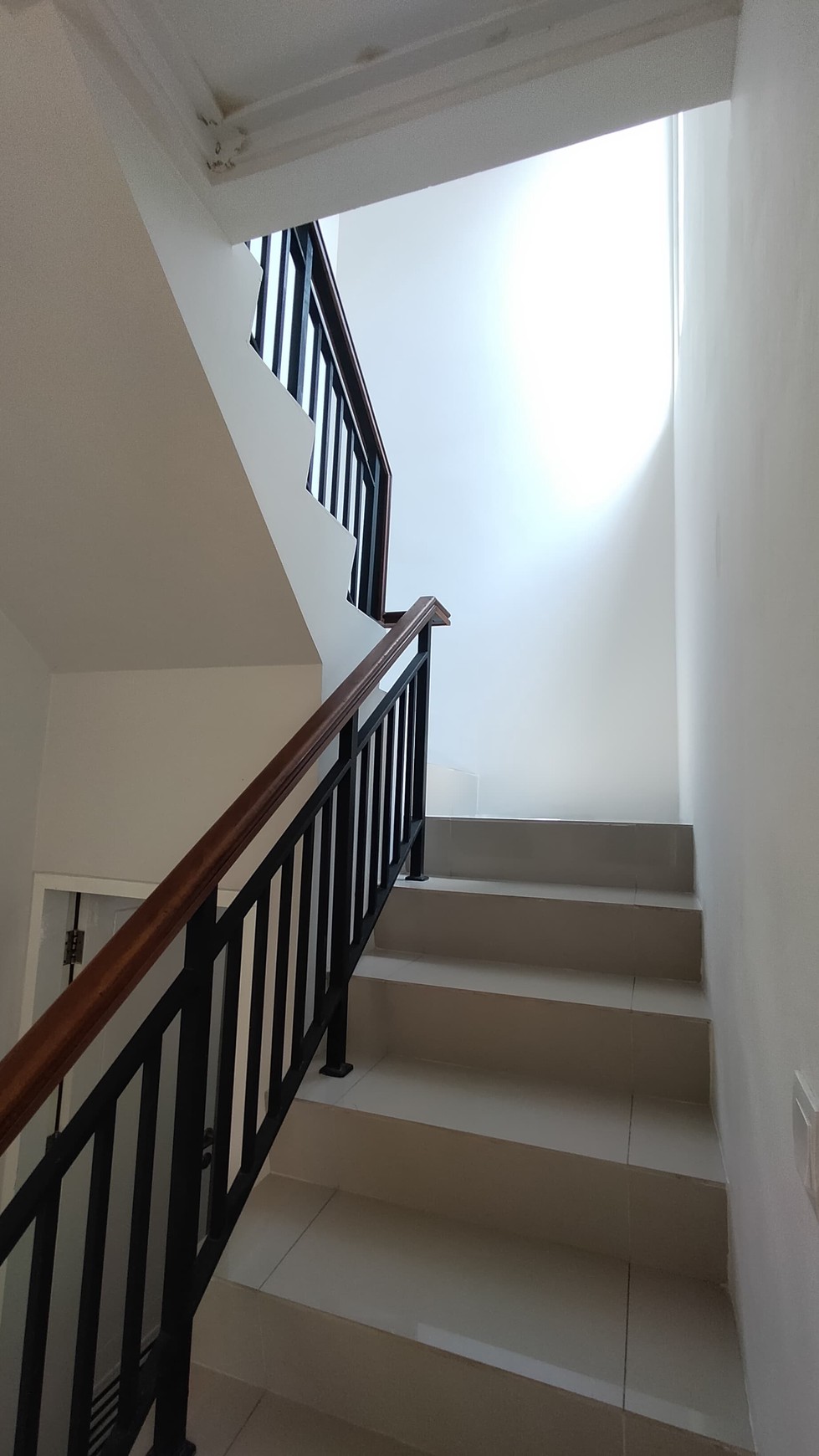 Rumah Modern Minimalis di kawasan ramai Gading Serpong