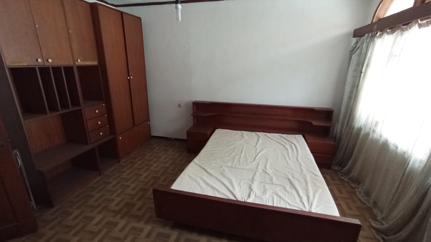 DIJUAL RUMAH FURNISHED DEKAT AREA PERKANTORAN, SURABAYA BARAT