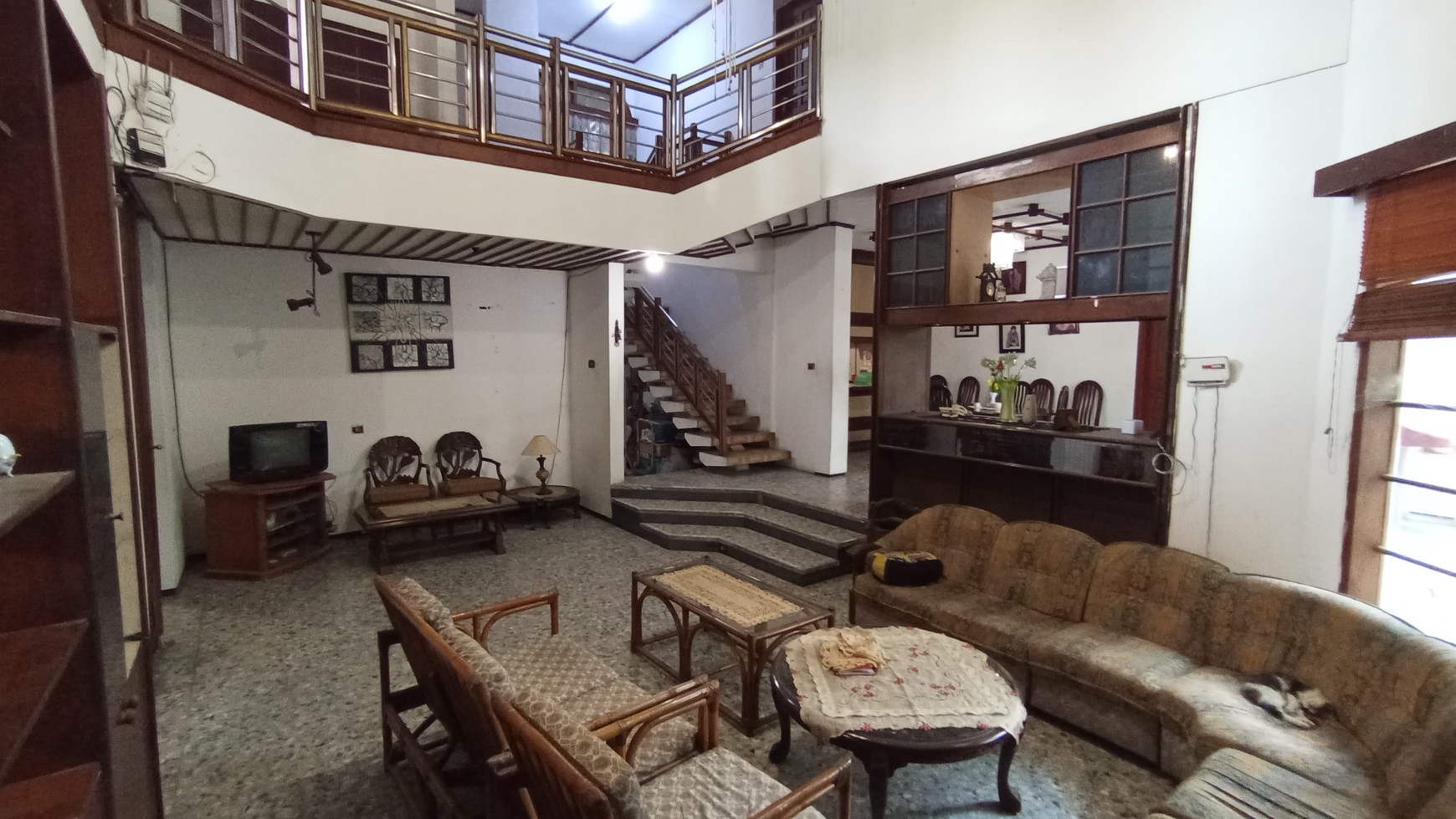 DIJUAL RUMAH FURNISHED DEKAT AREA PERKANTORAN, SURABAYA BARAT