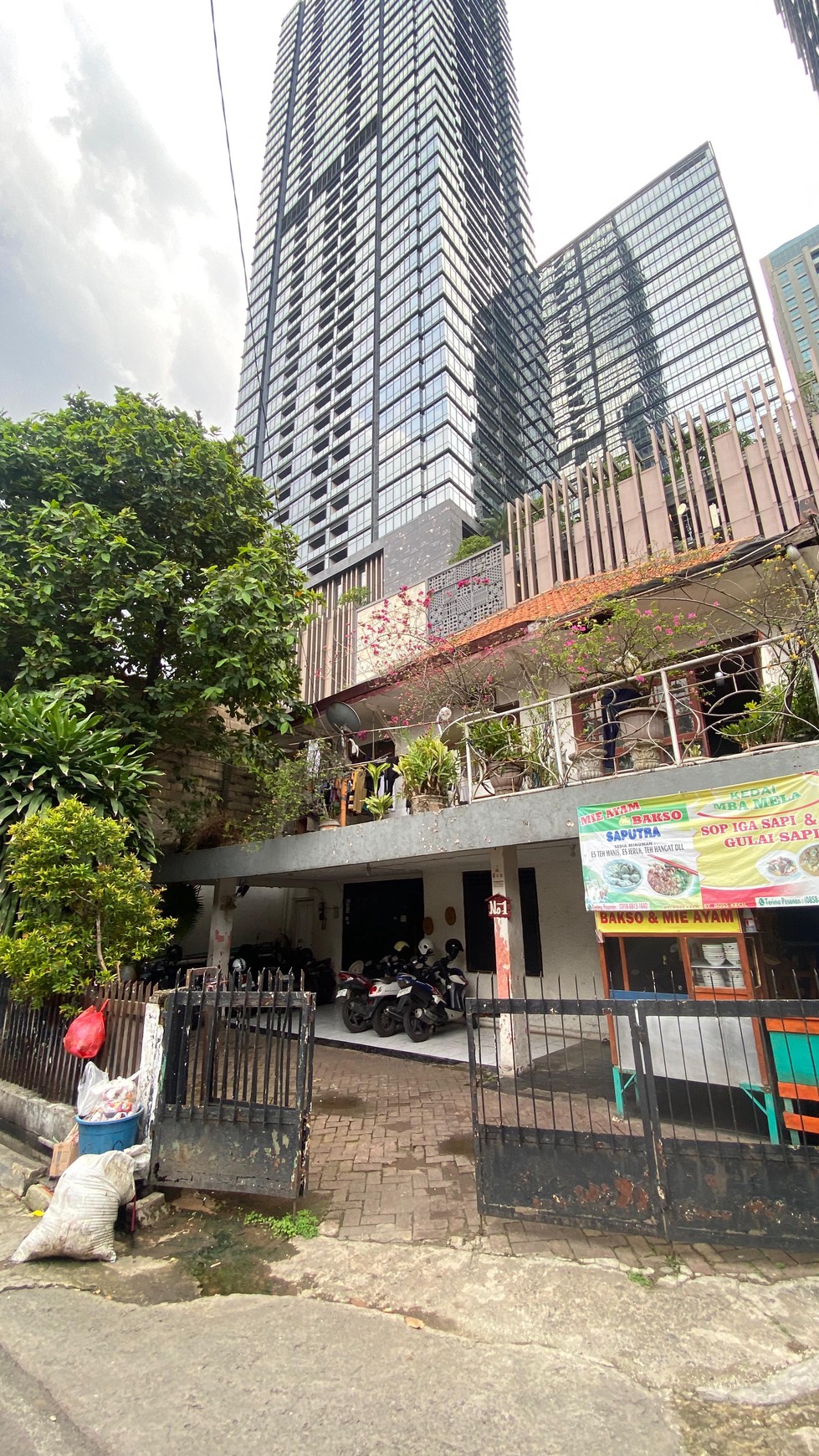 Dijual rumah lama di kawasan SCBD - Jakarta Selatan