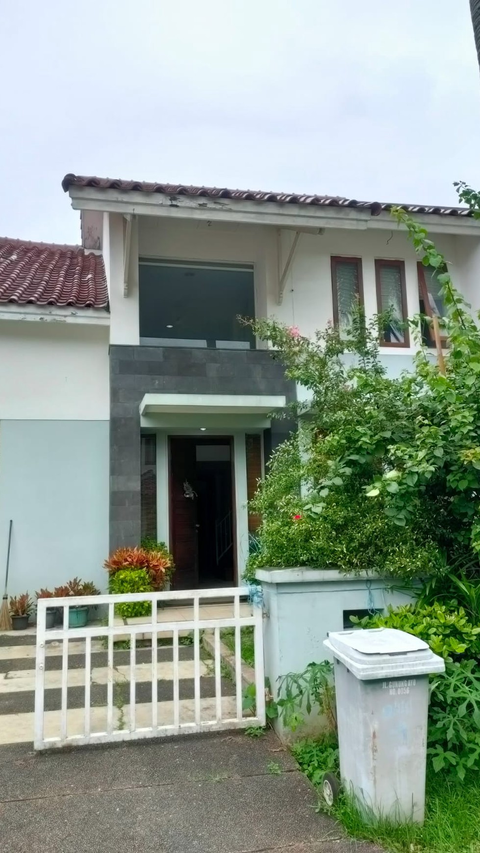 Dijual rumah harga menarik di Gn. Ayu Taman Bromo Lippo Karawaci Tangerang