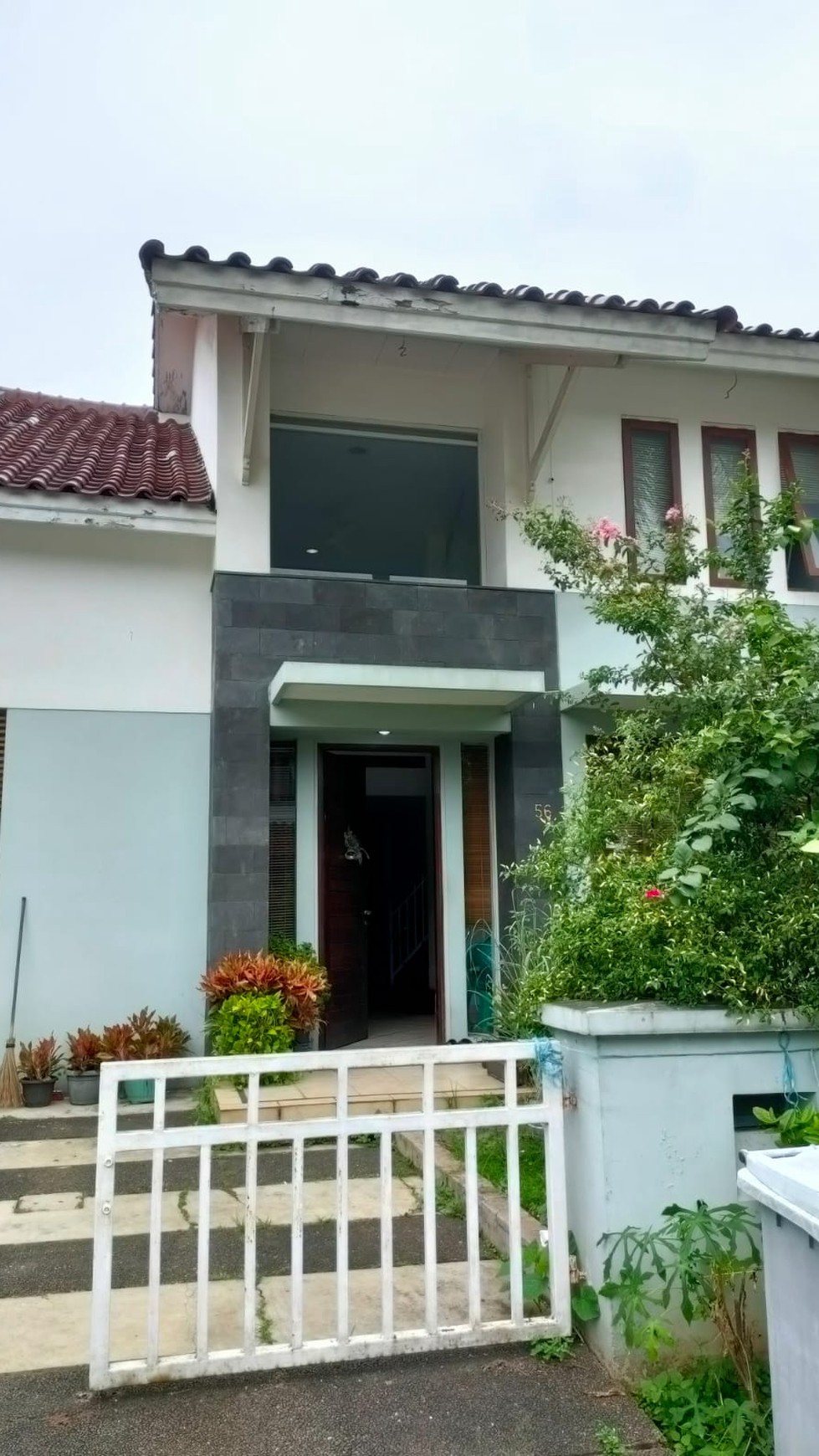 Dijual rumah harga menarik di Gn. Ayu Taman Bromo Lippo Karawaci Tangerang