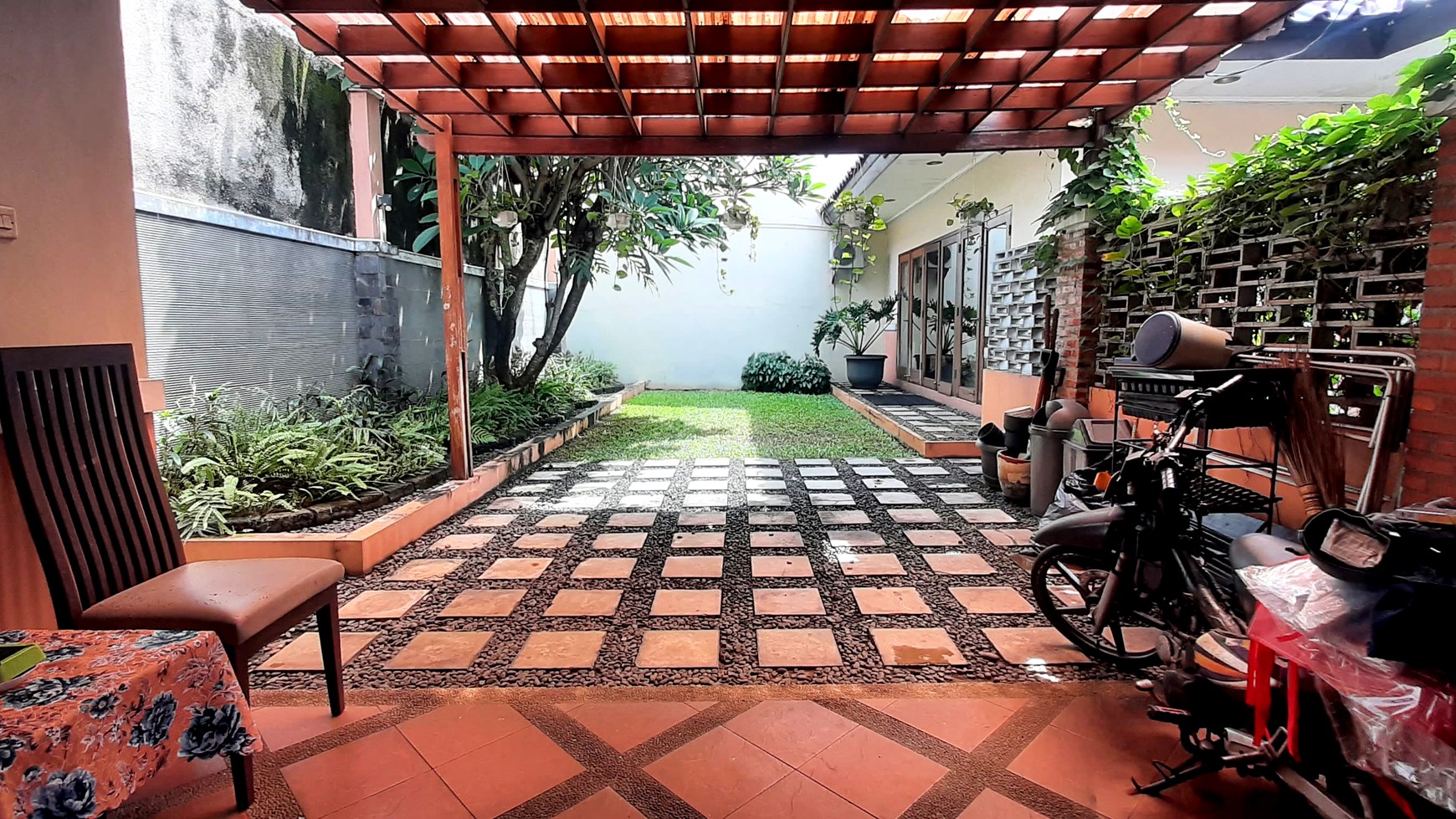 Rumah Luas Fully Furnished Diarea Griya Loka Sektor 1 BSD, Gatte Toll.