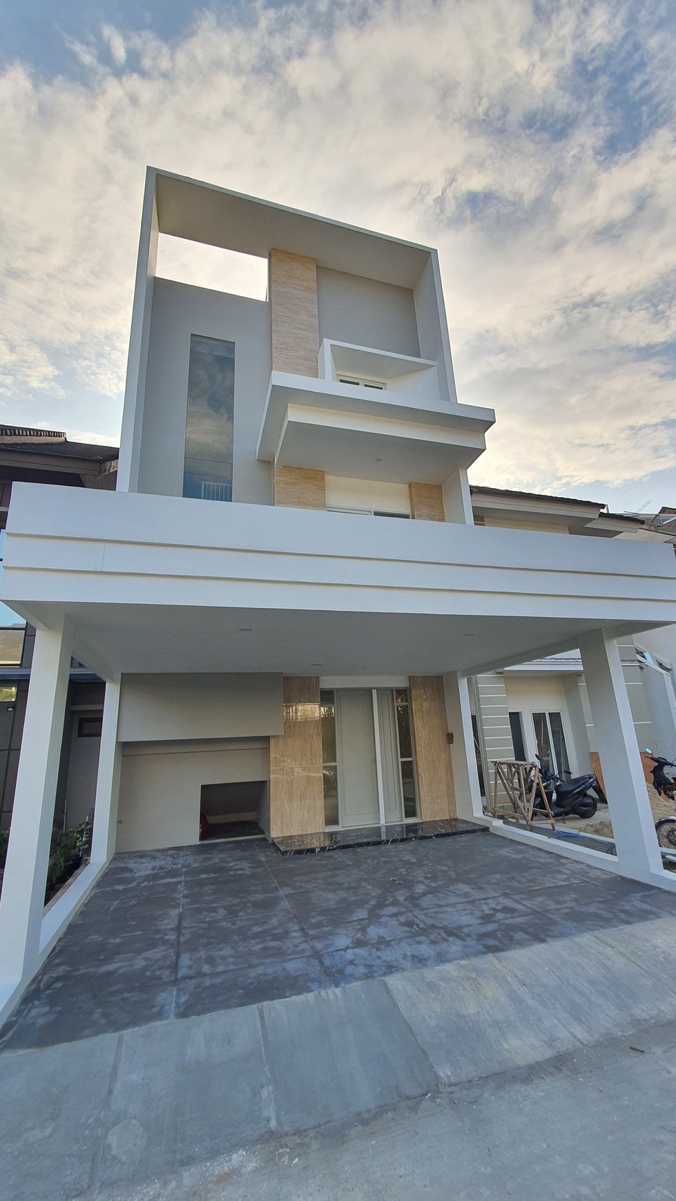 Rumah Dengan Bangunan Baru dan Lokasi Strategis di BSD