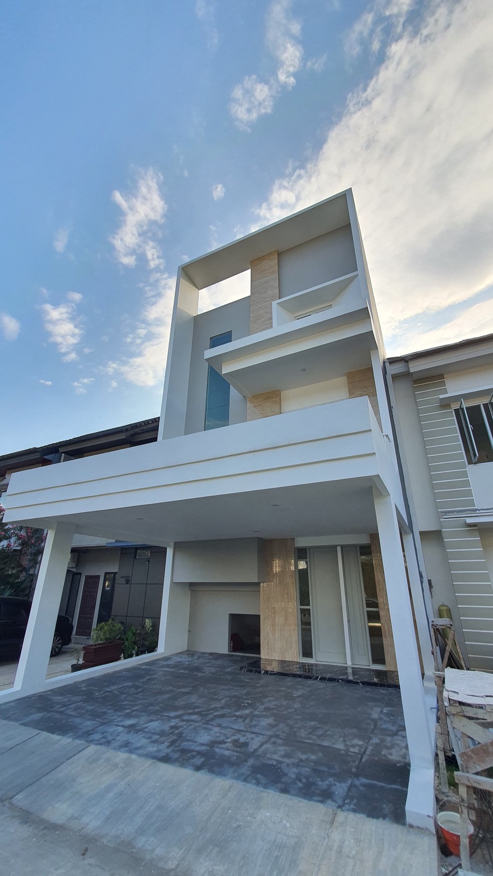 Rumah Dengan Bangunan Baru dan Lokasi Strategis di BSD