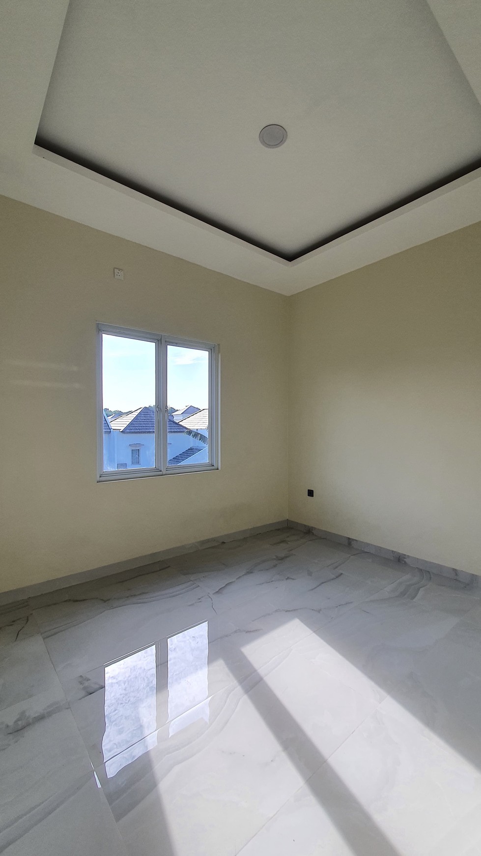 Rumah Dengan Bangunan Baru dan Lokasi Strategis di BSD