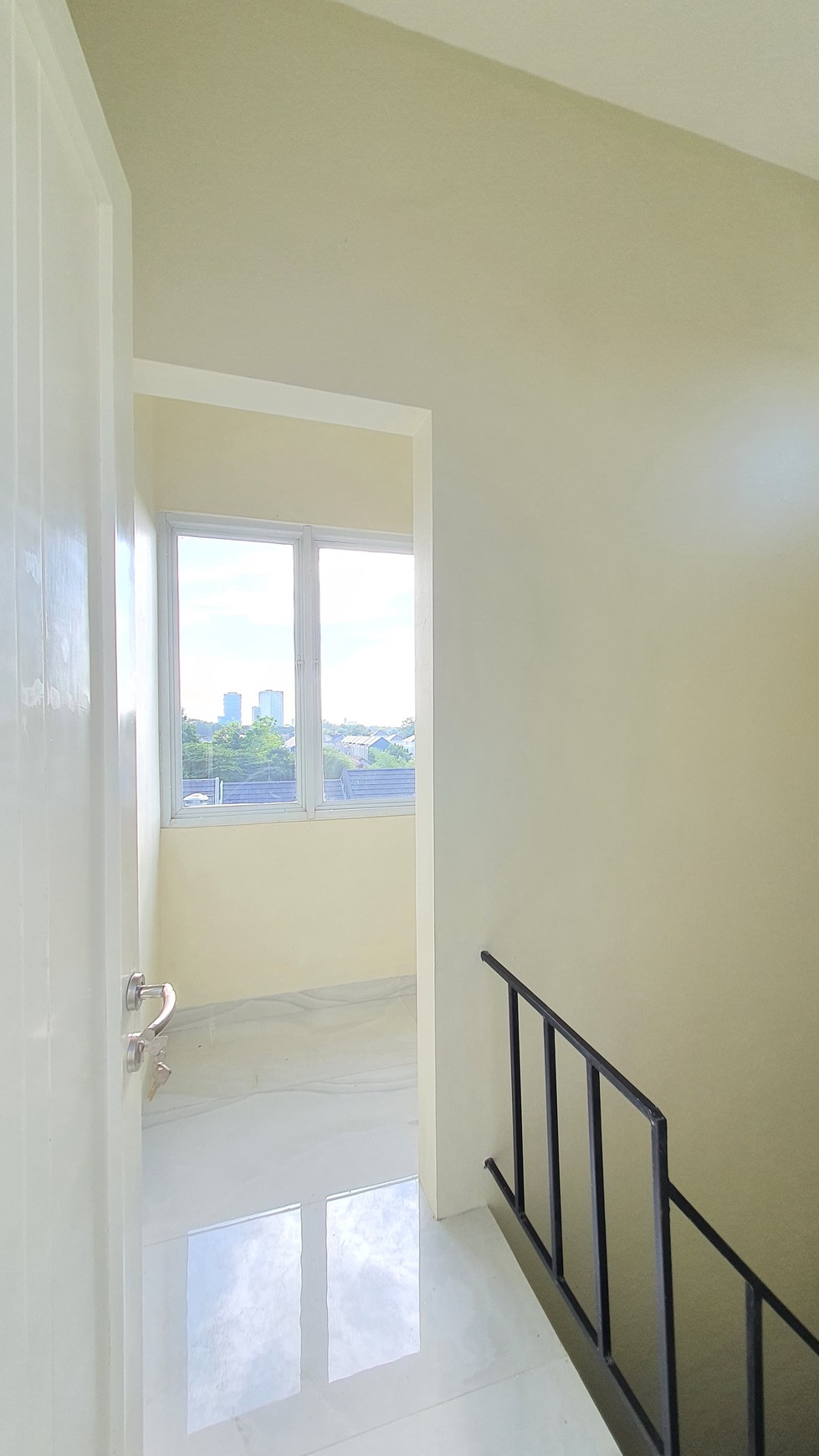 Rumah Dengan Bangunan Baru dan Lokasi Strategis di BSD