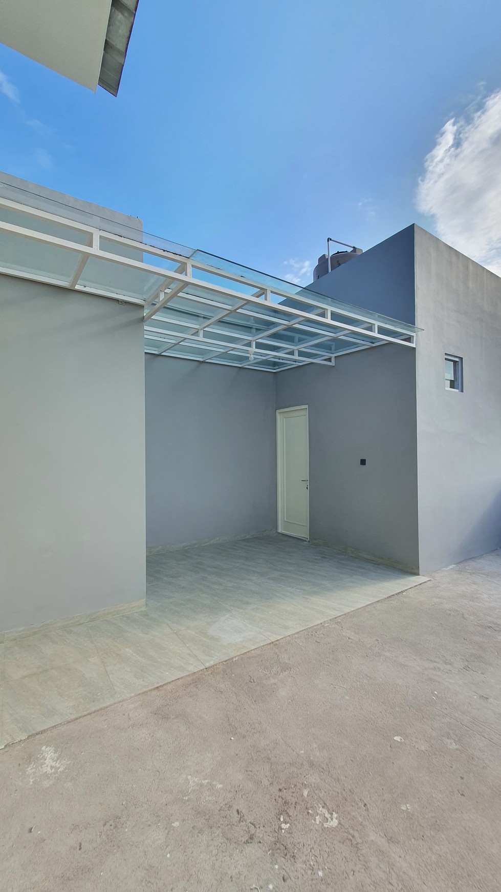 Rumah Dengan Bangunan Baru dan Lokasi Strategis di BSD