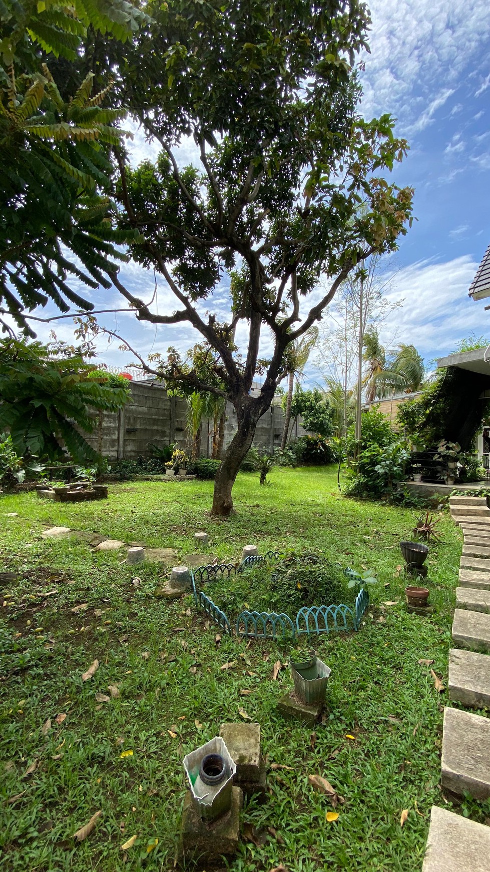 Rumah Halaman Luas Ada Paviliun Selangkah ke Mal Cinere