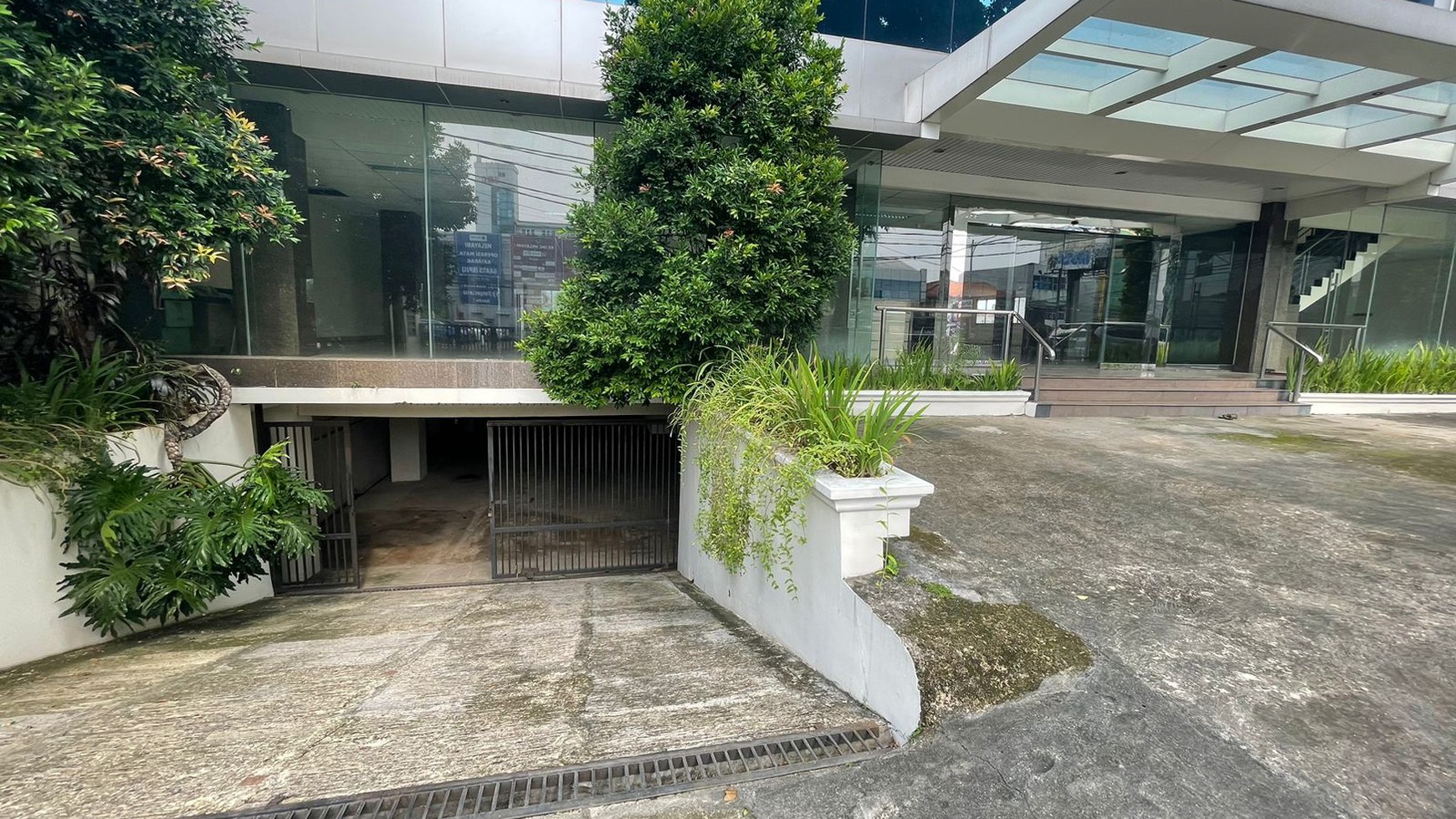 Dijual Gedung Perkantoran 8,5 Lantai Di Jl. Buncit Raya Mampang Jakarta Selatan.