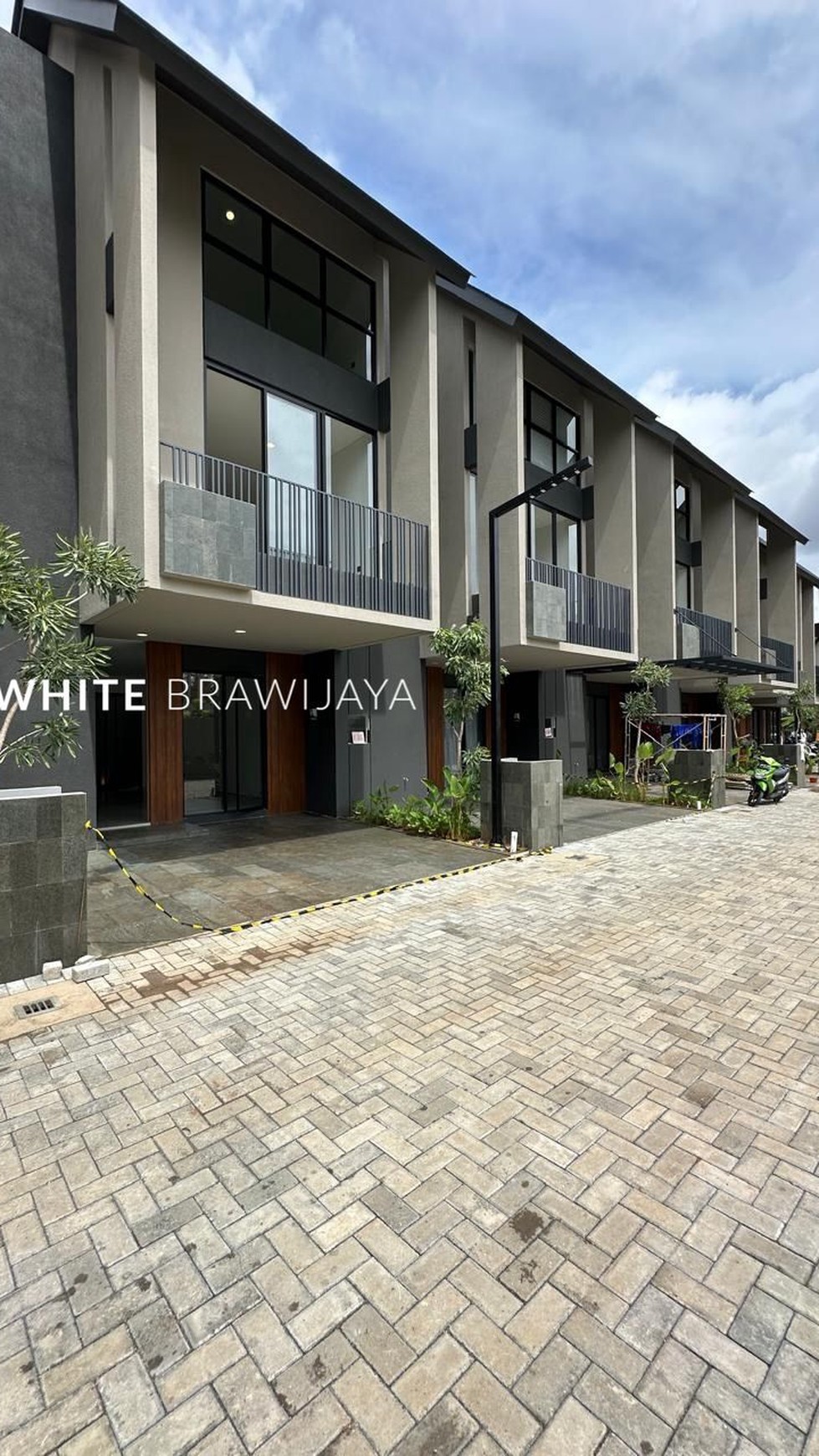 Rumah Modern Minimalis dalam Cluster Area Lebak Bulus