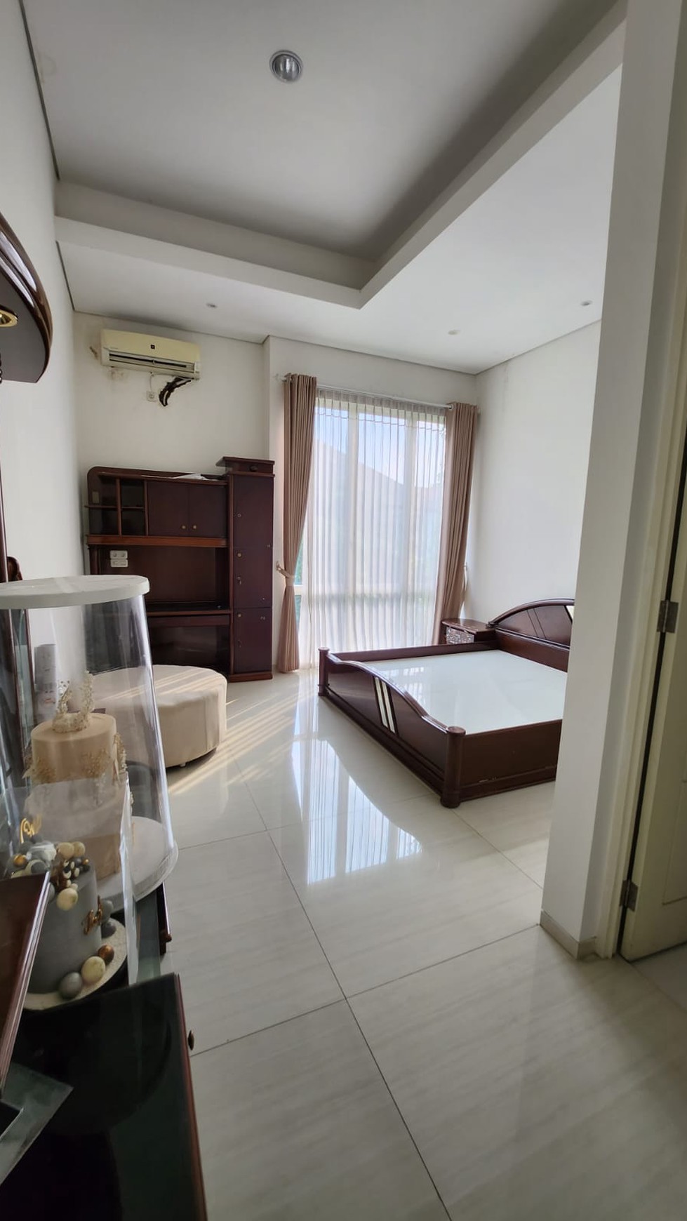 MURAH Disewakan Rumah Graha Family Semi Furnished Modern Dekat Pakuwon Indah, Citraland, Sma Petra1