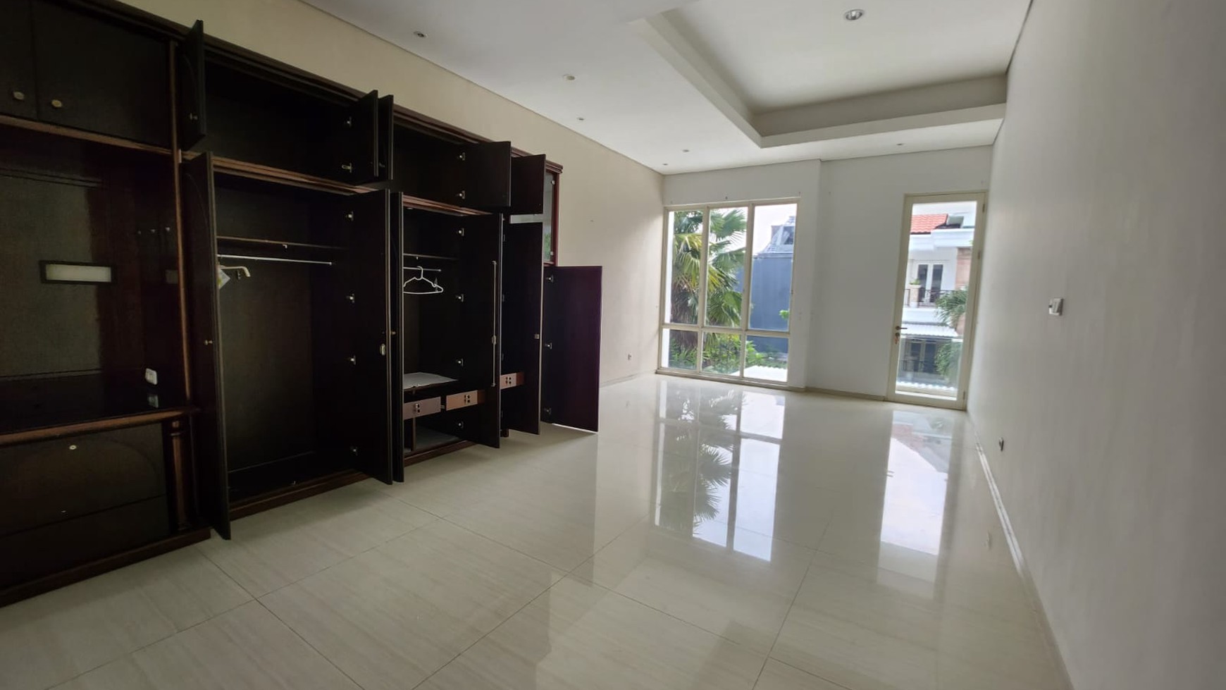 MURAH Disewakan Rumah Graha Family Semi Furnished Modern Dekat Pakuwon Indah, Citraland, Sma Petra1