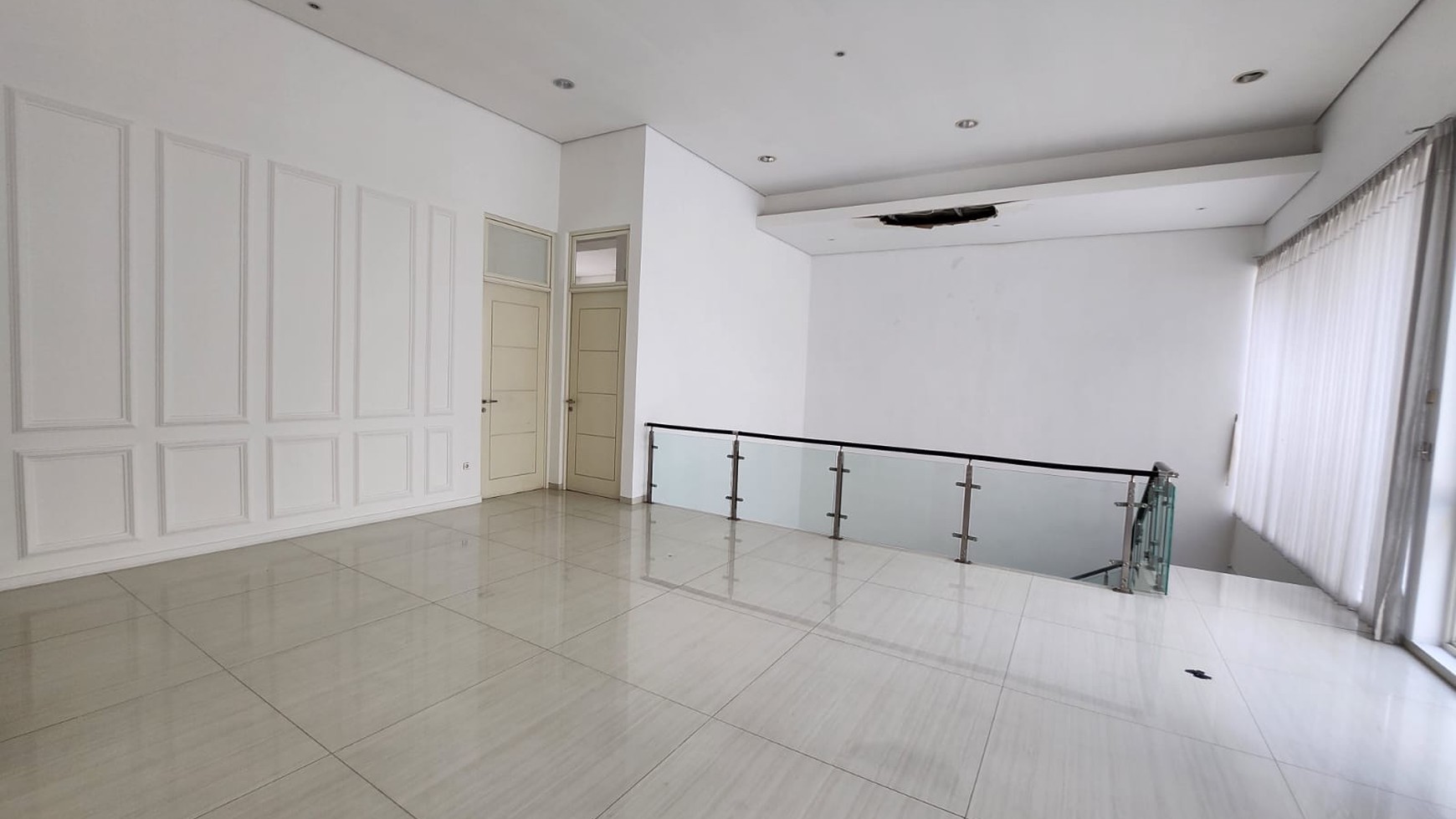 MURAH Disewakan Rumah Graha Family Semi Furnished Modern Dekat Pakuwon Indah, Citraland, Sma Petra1