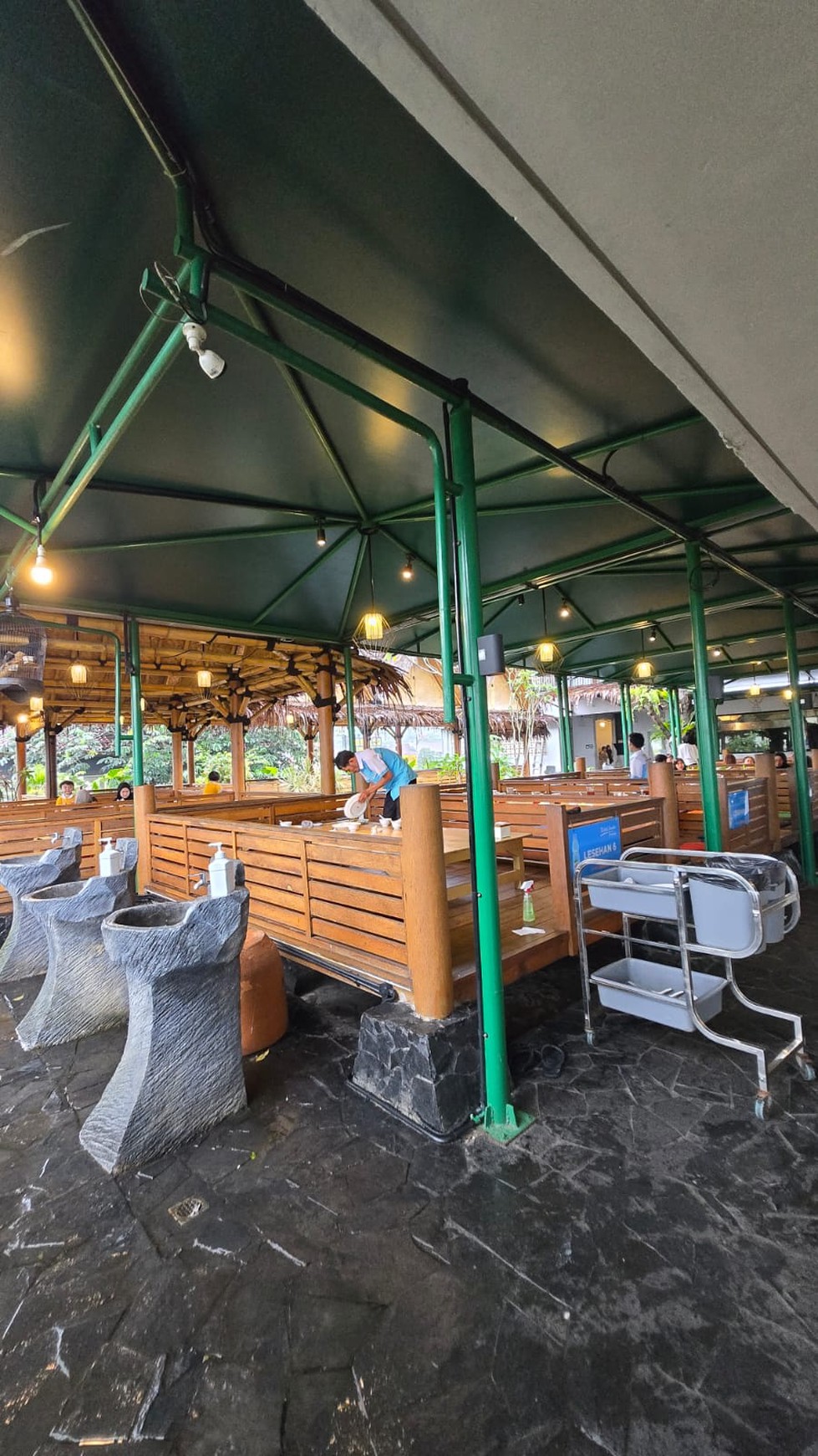 Peluang Investasi Terbaik! Restaurant 4 Lantai di Puncak Bogor - Lokasi Ramai & Strategis