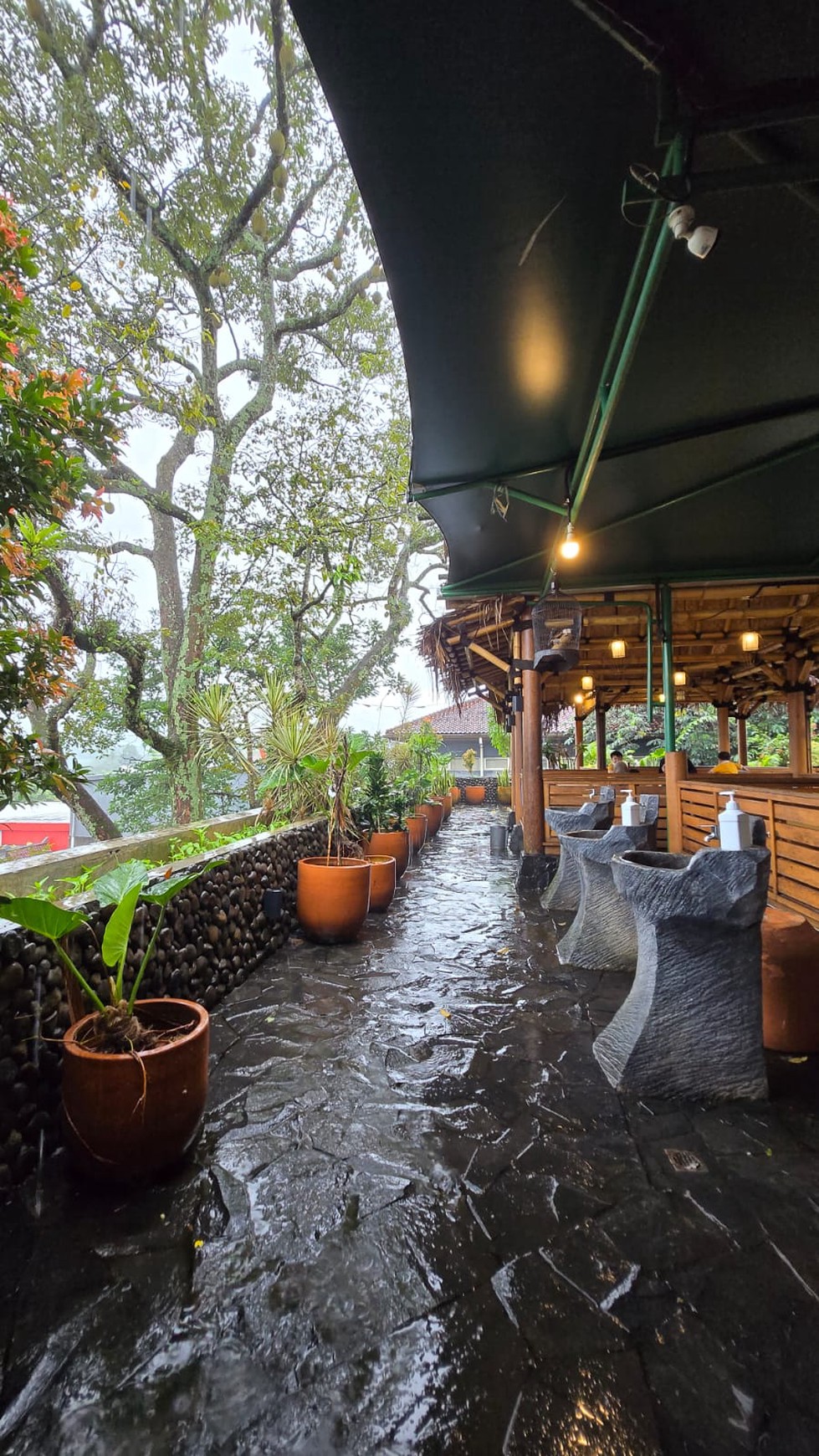 Peluang Investasi Terbaik! Restaurant 4 Lantai di Puncak Bogor - Lokasi Ramai & Strategis
