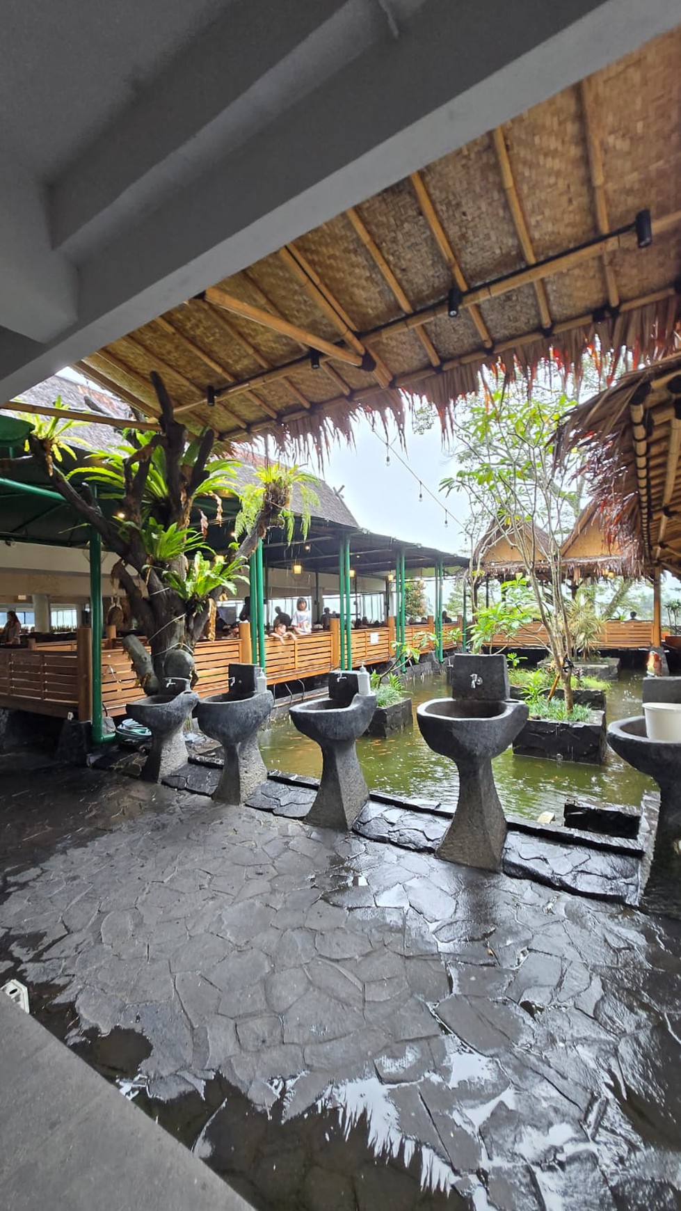 Peluang Investasi Terbaik! Restaurant 4 Lantai di Puncak Bogor - Lokasi Ramai & Strategis